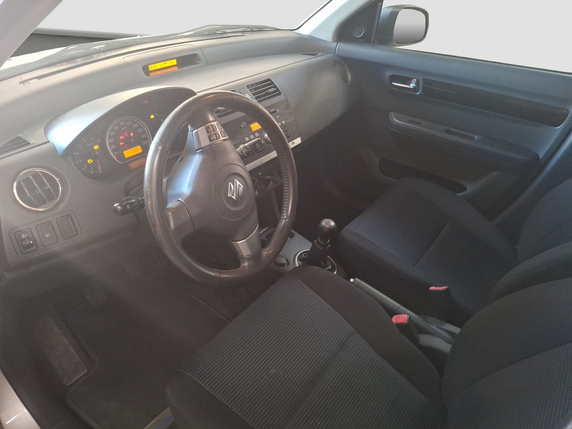 SUZUKI Swift 1.3i 16V GL Top Piz Sulai LE 4x4-image-7