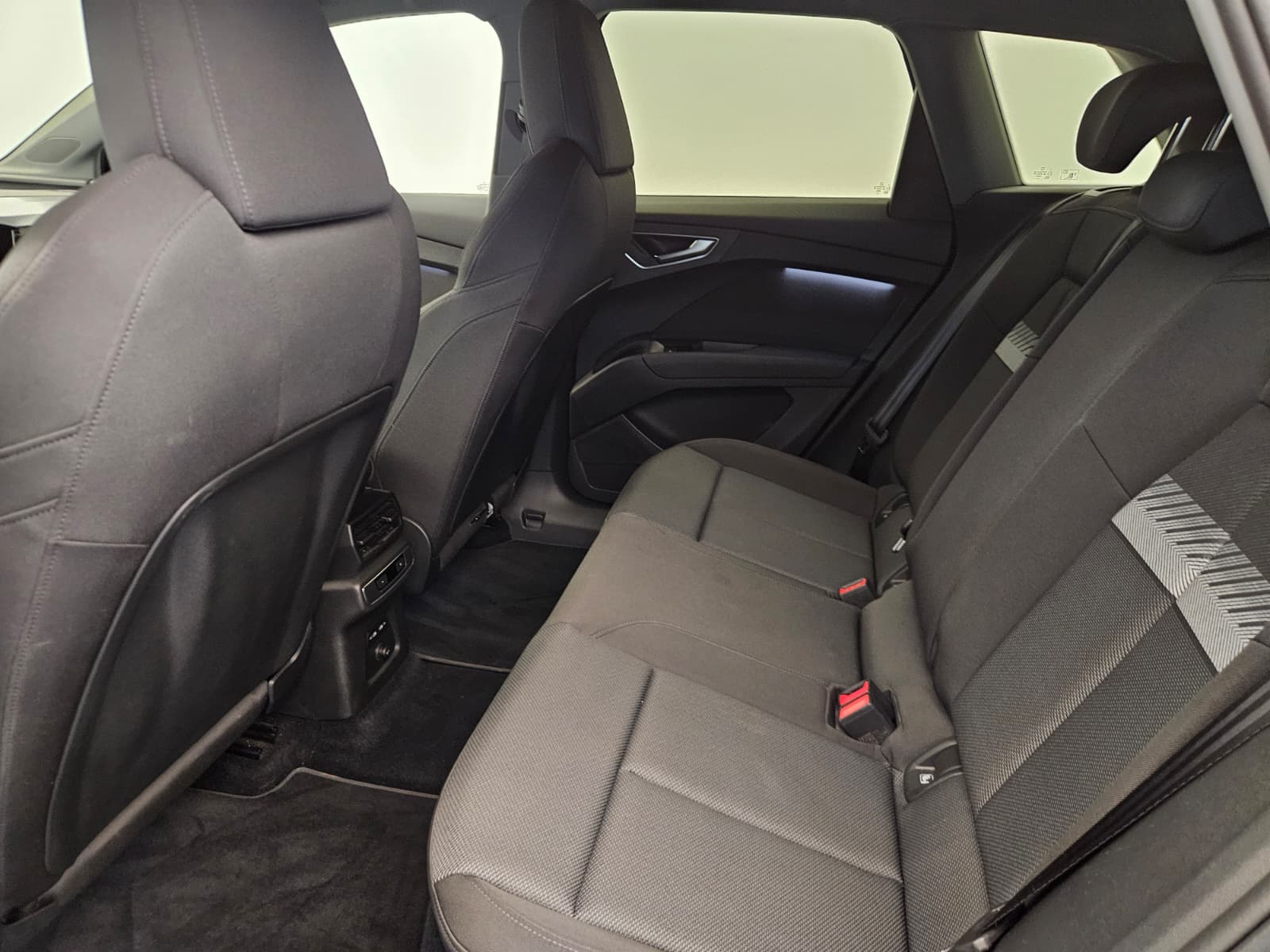 AUDI Q4 e-tron 45 quattro-image-12