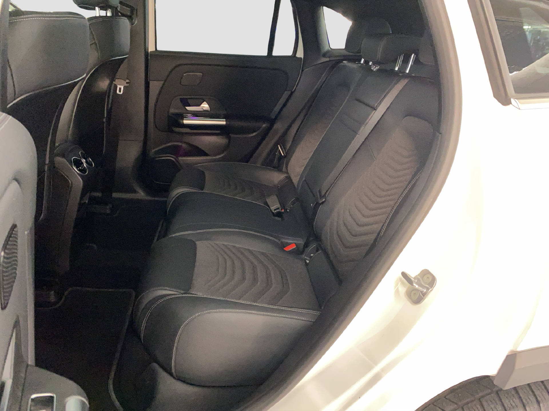 MERCEDES-BENZ EQA 300 Swiss Star 4MATIC-image-11