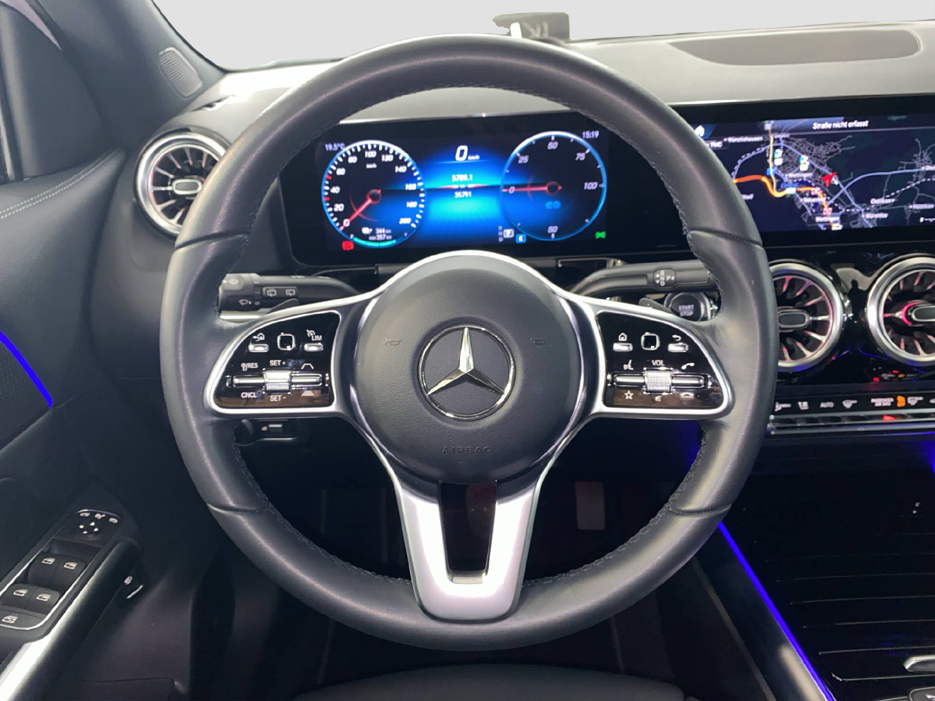 MERCEDES-BENZ EQA 300 Swiss Star 4MATIC-image-9
