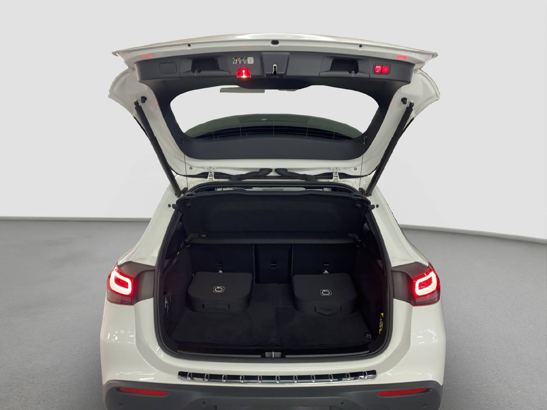 MERCEDES-BENZ EQA 300 Swiss Star 4MATIC-image-12