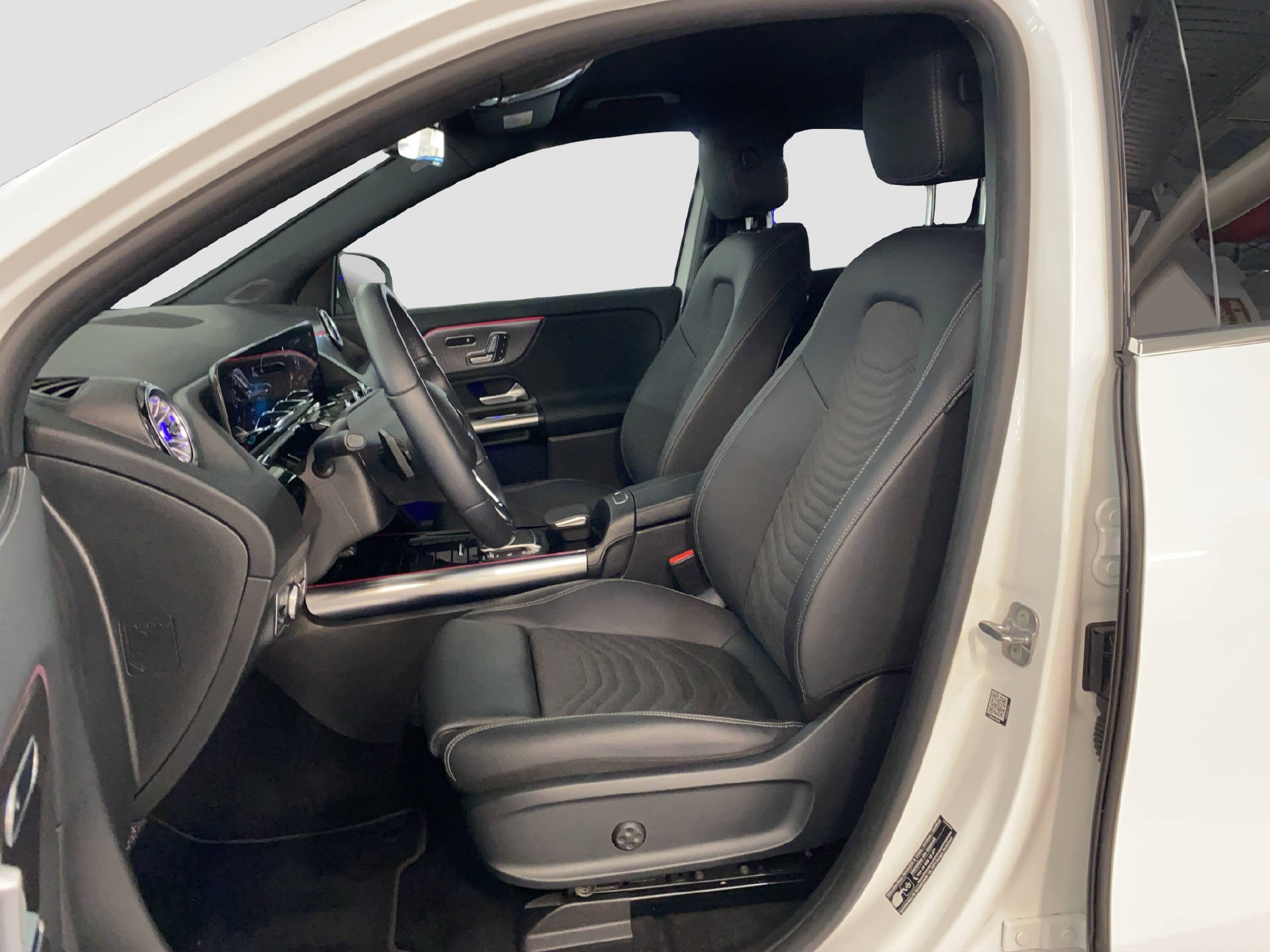 MERCEDES-BENZ EQA 300 Swiss Star 4MATIC-image-7