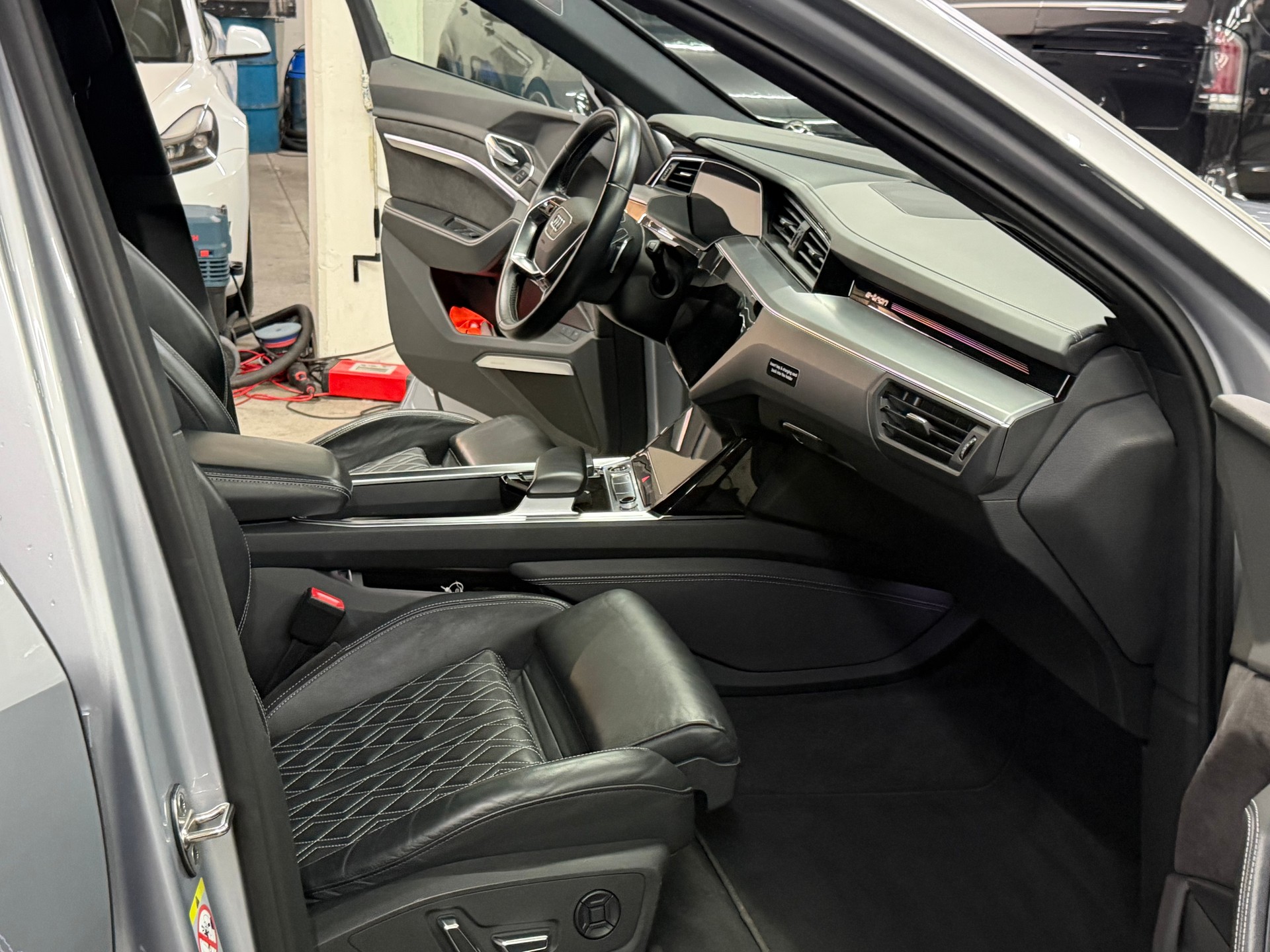 AUDI e-tron 50 S Line quattro-image-6