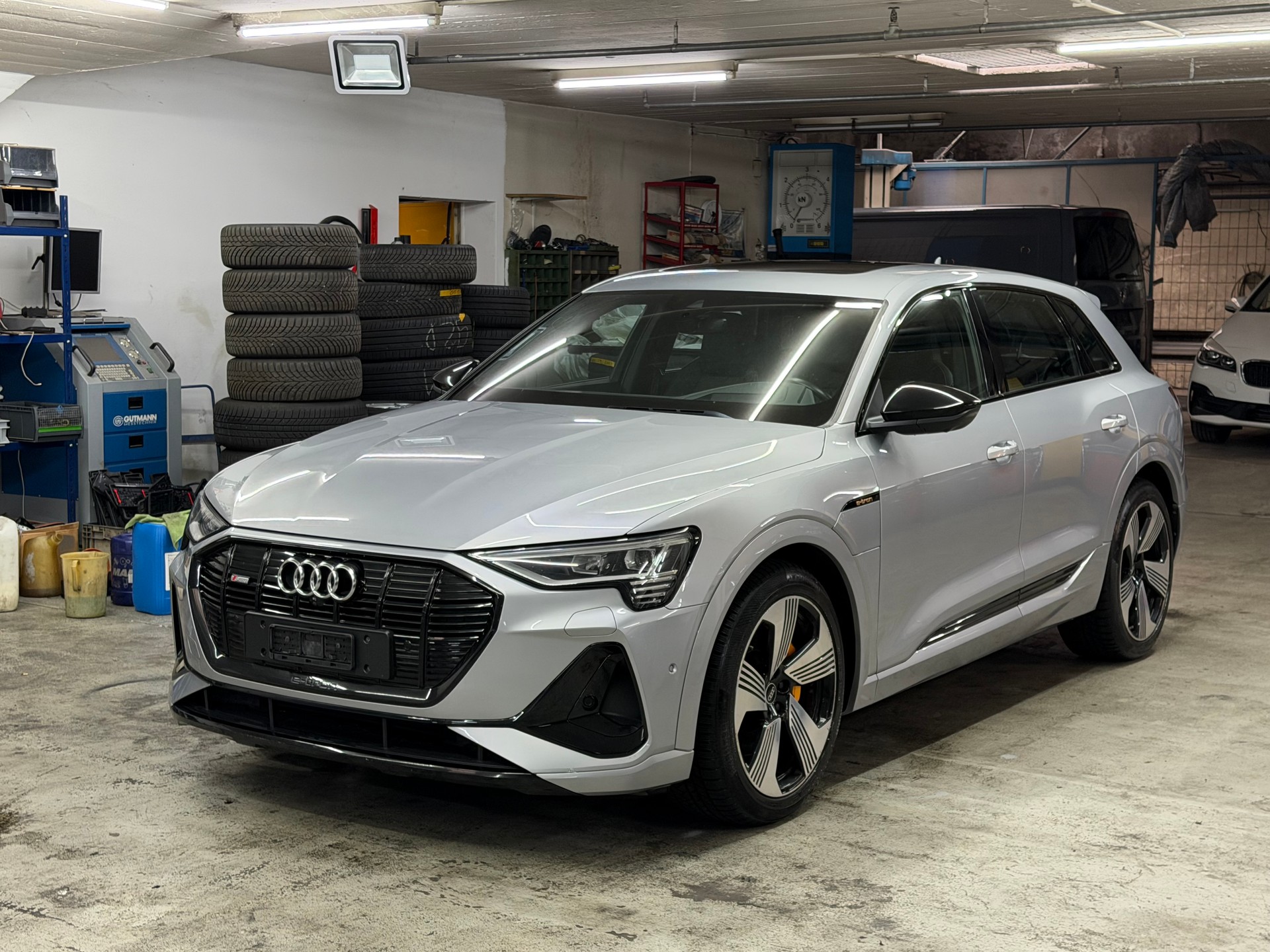 AUDI e-tron 50 S Line quattro-image-4