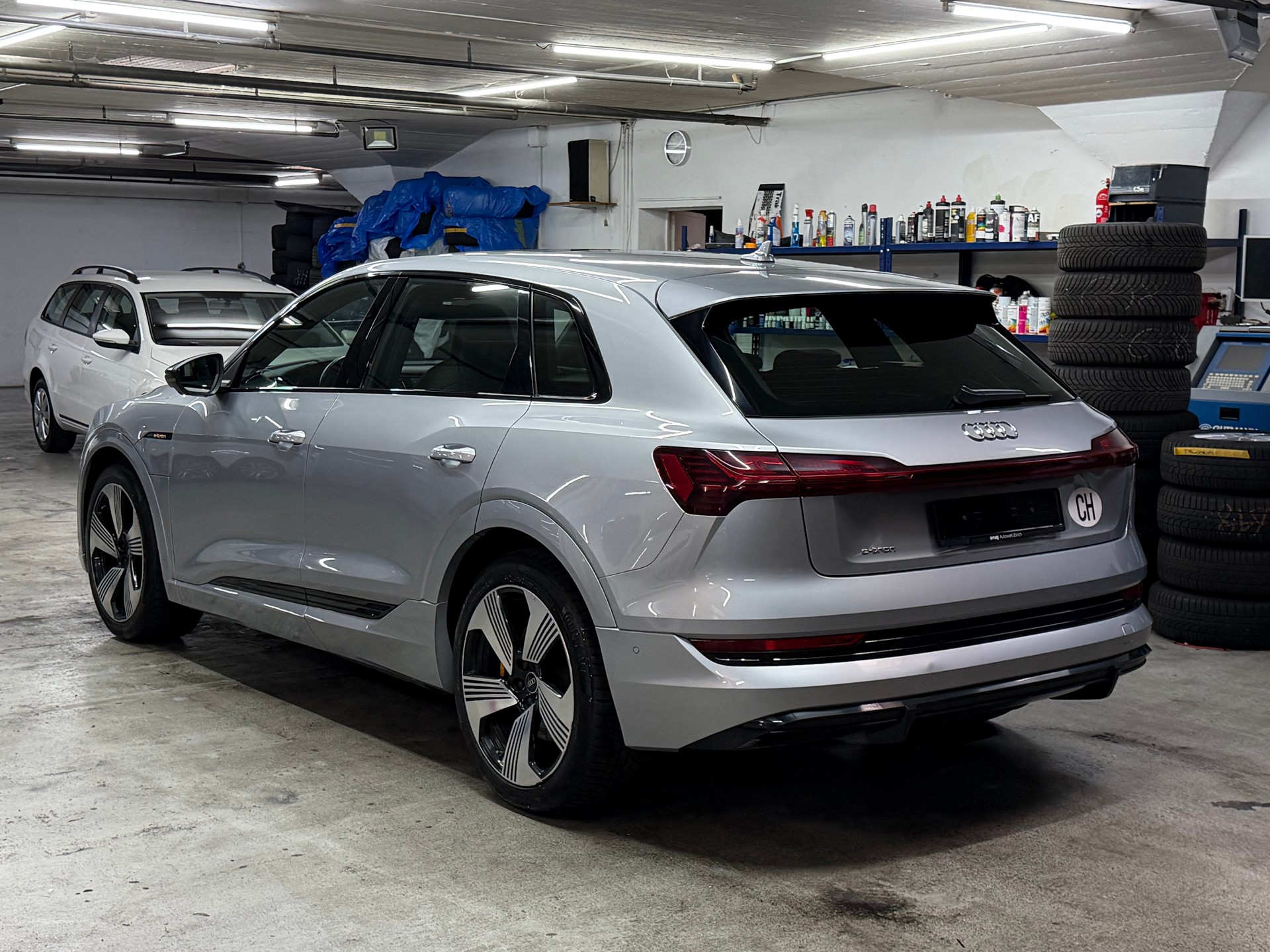 AUDI e-tron 50 S Line quattro-image-3