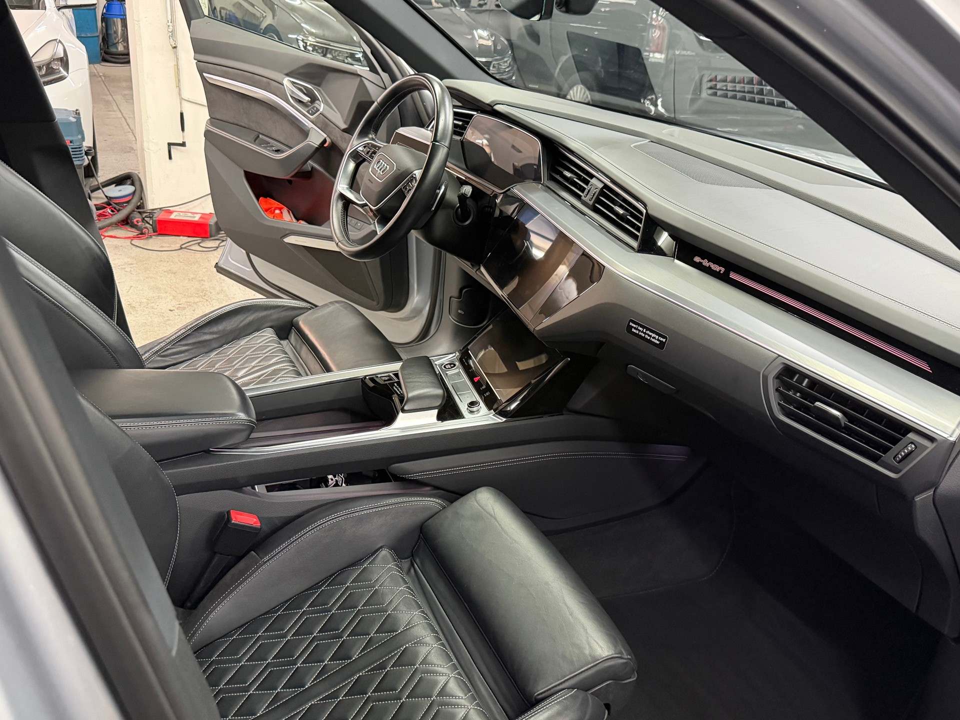 AUDI e-tron 50 S Line quattro-image-5