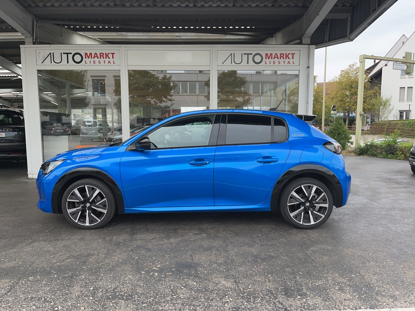 PEUGEOT 208 1.2 PureTech GT Line EAT8-image-1
