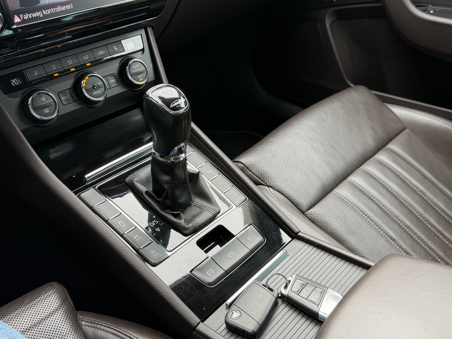 SKODA Superb Combi 2.0 TDi L&K 4x4 DSG-image-10