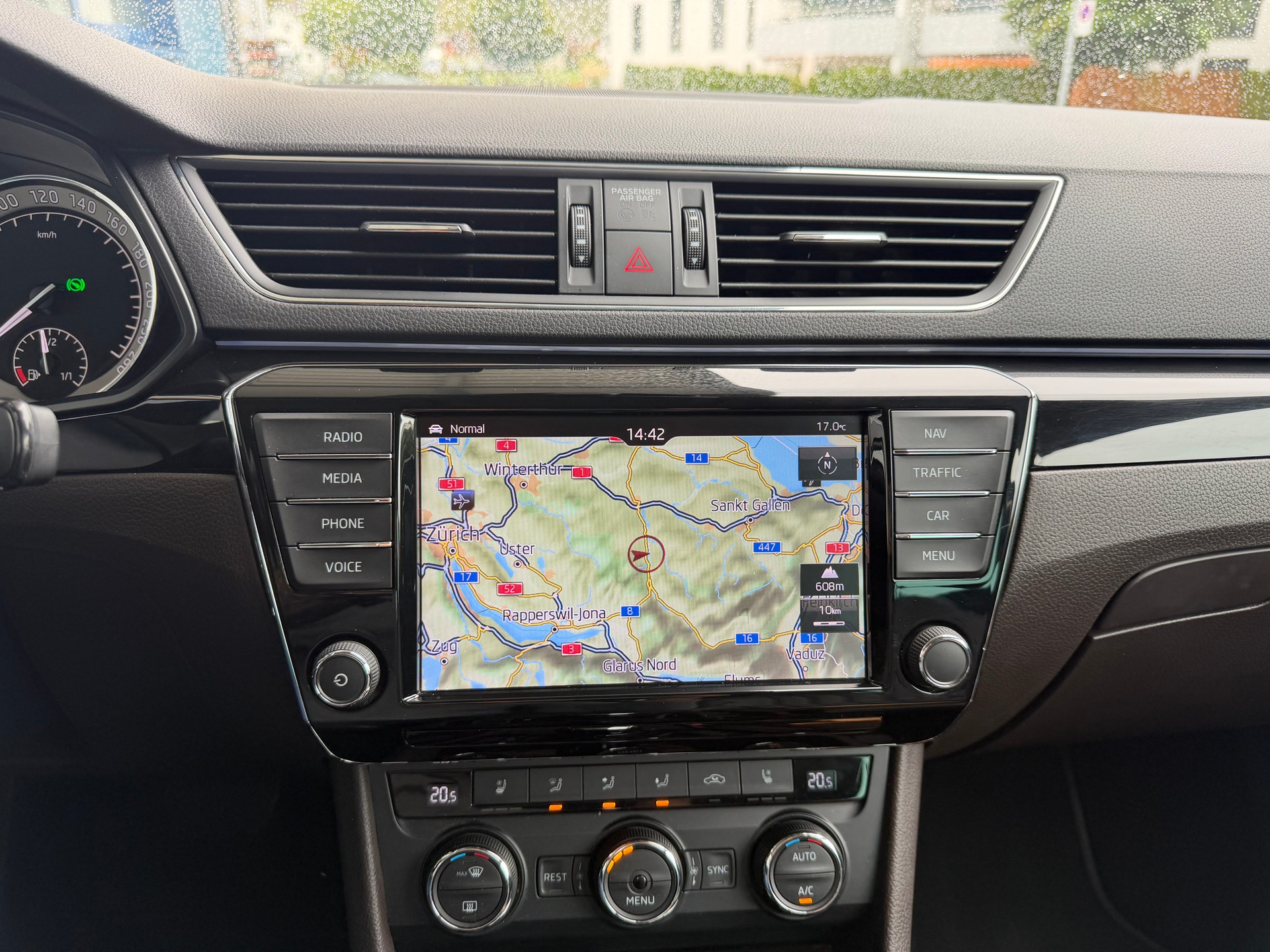 SKODA Superb Combi 2.0 TDi L&K 4x4 DSG-image-9