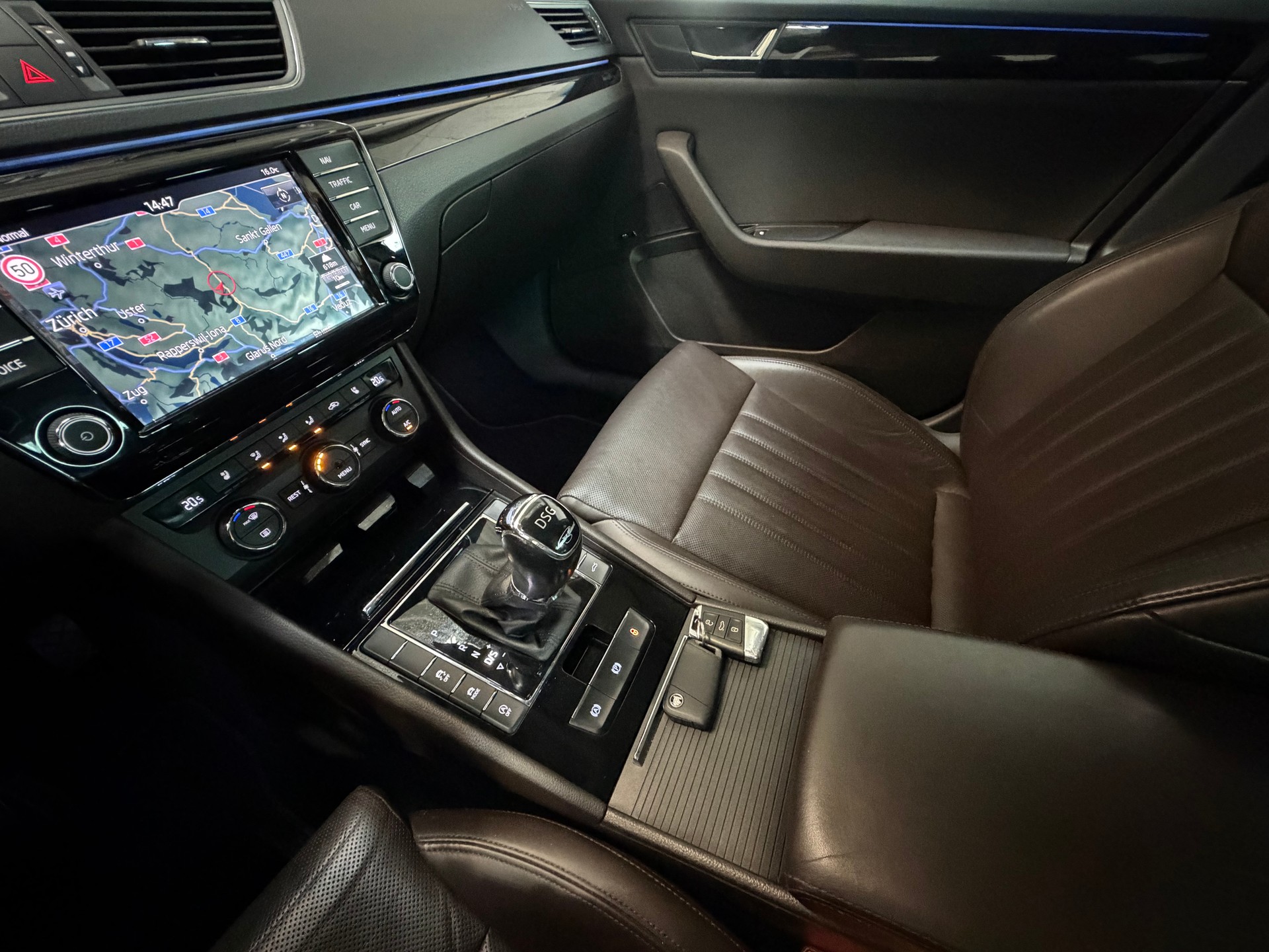 SKODA Superb Combi 2.0 TDi L&K 4x4 DSG-image-7