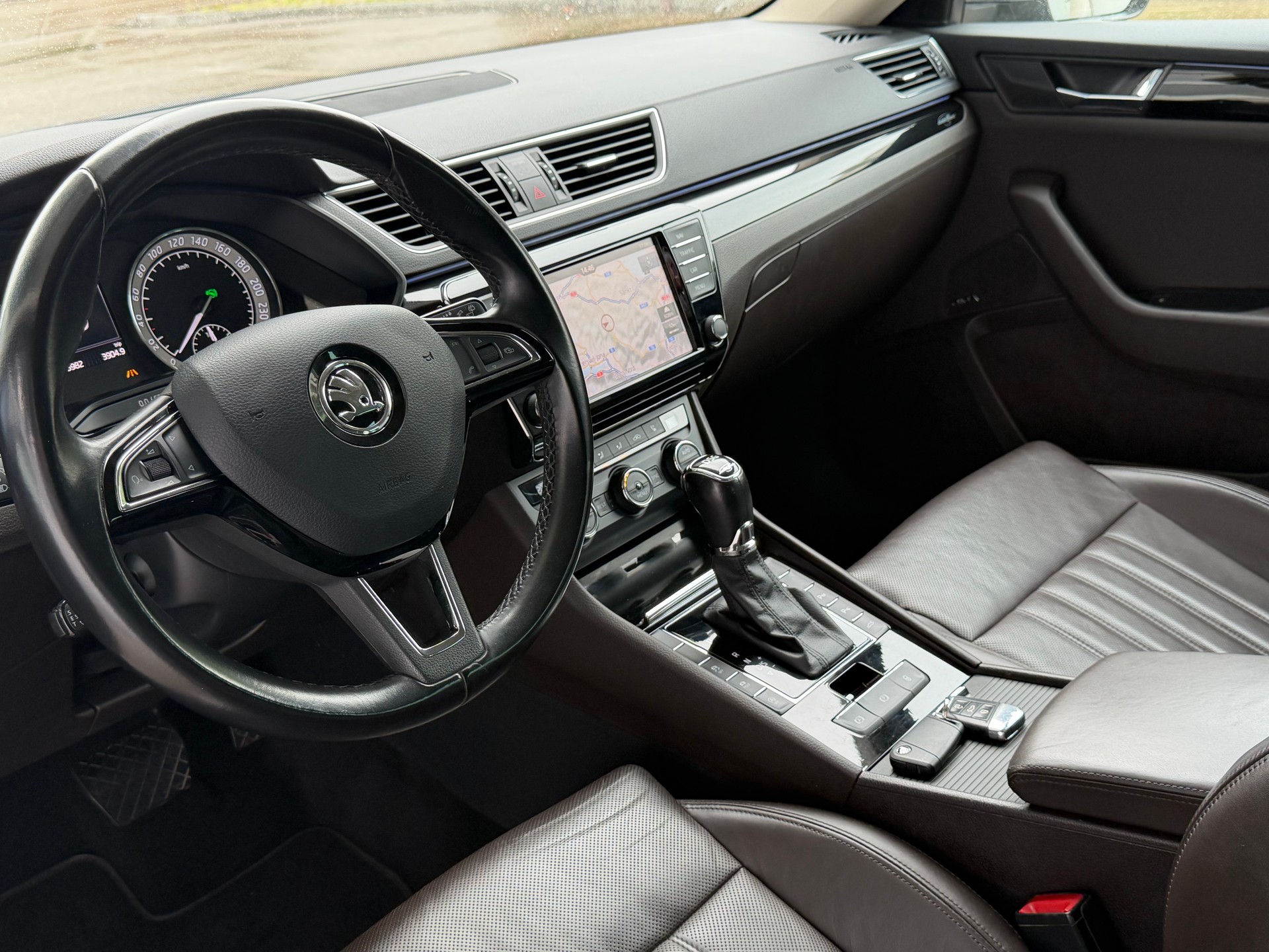 SKODA Superb Combi 2.0 TDi L&K 4x4 DSG-image-6