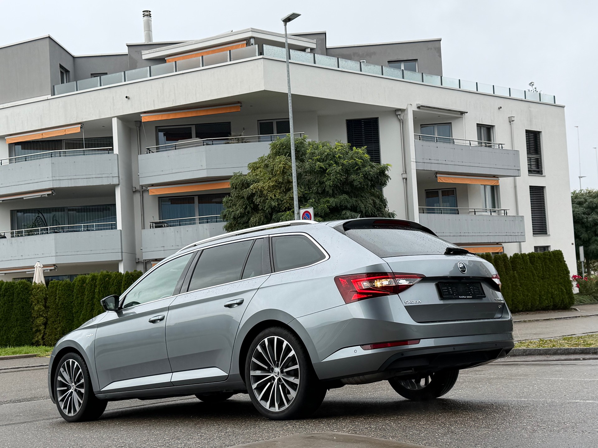 SKODA Superb Combi 2.0 TDi L&K 4x4 DSG-image-4