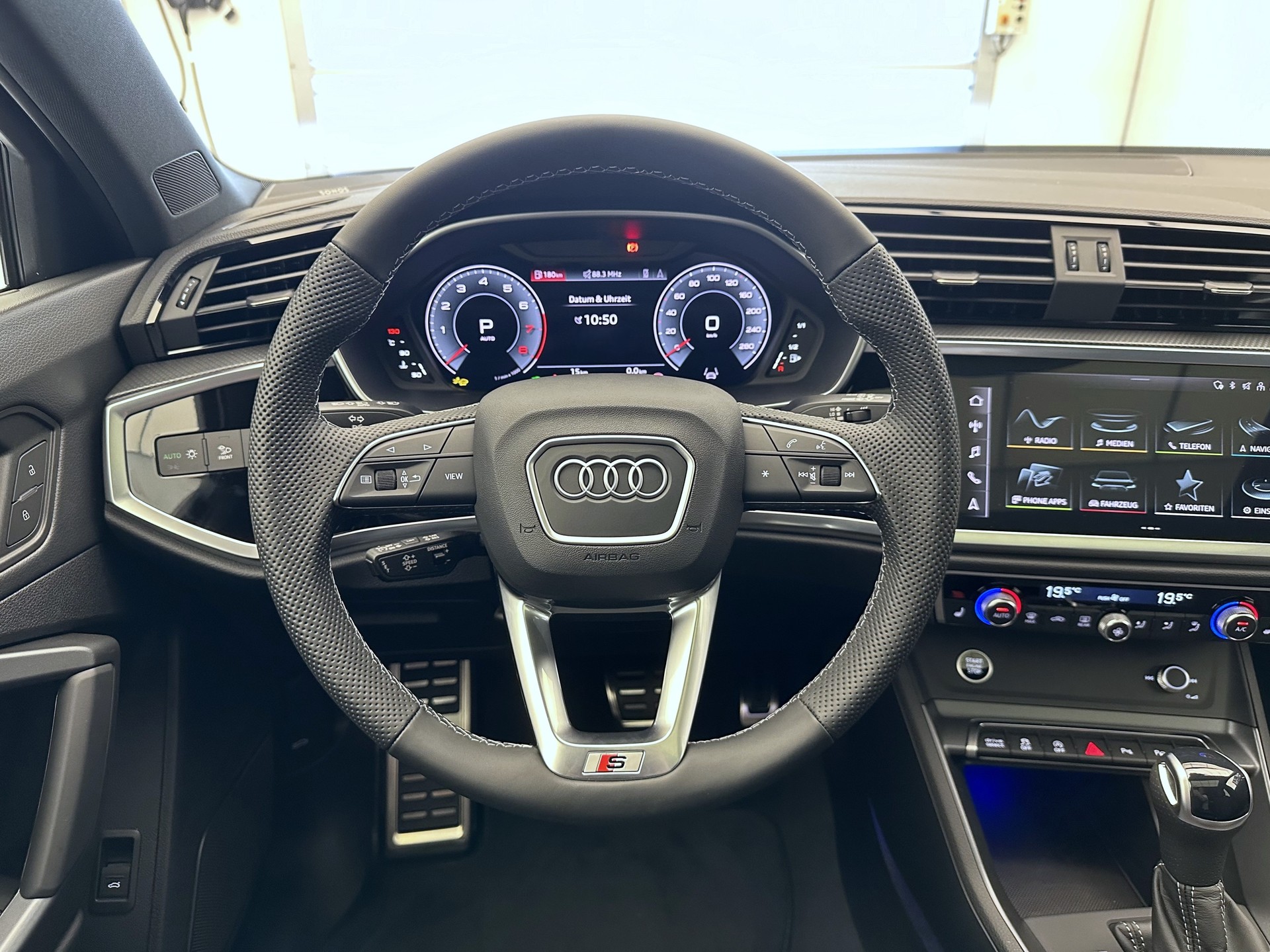 AUDI Q3 Sportback 45 TFSI S line quattro S-tronic-image-8