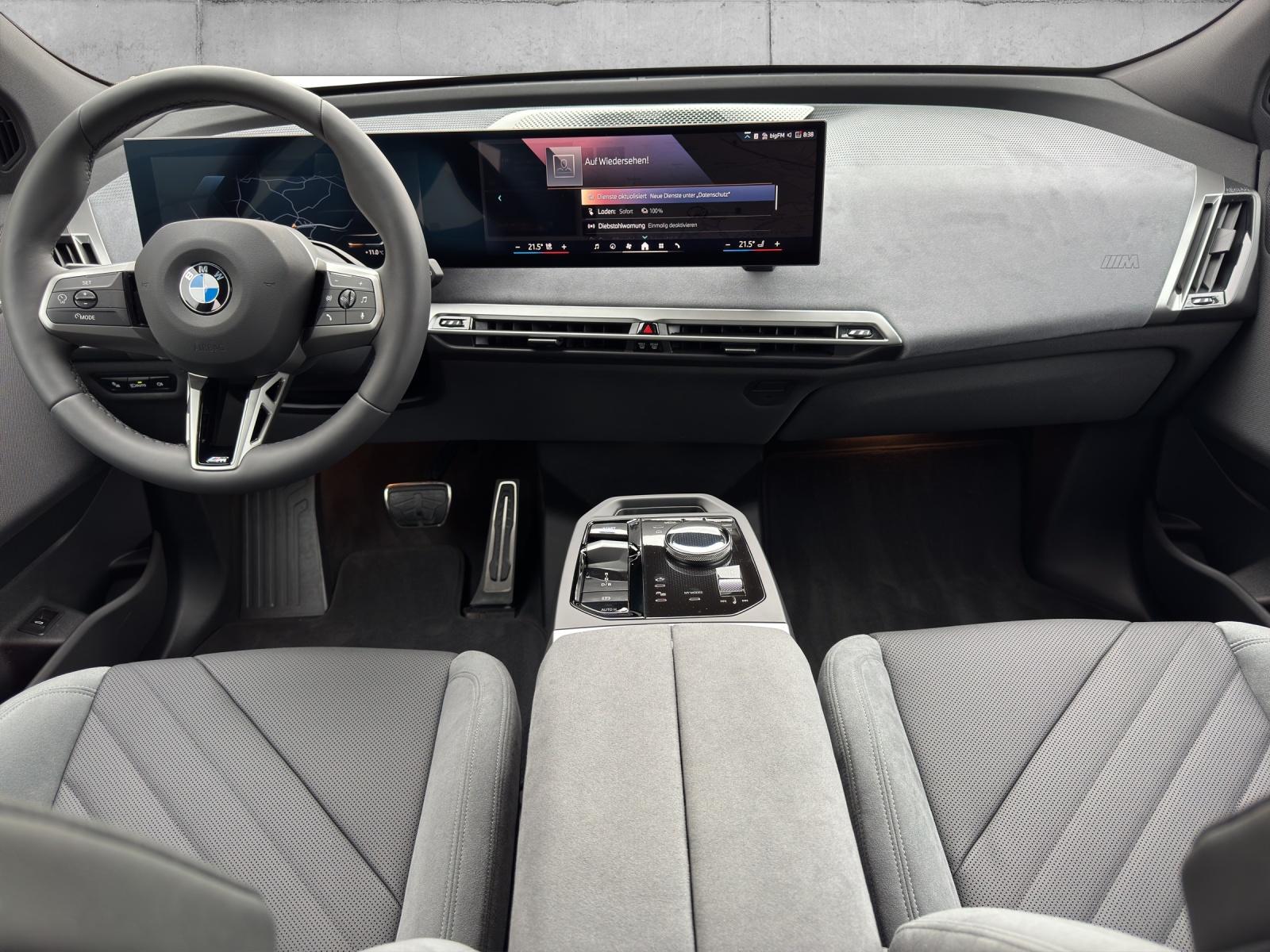 BMW iX xDrive45-image-11