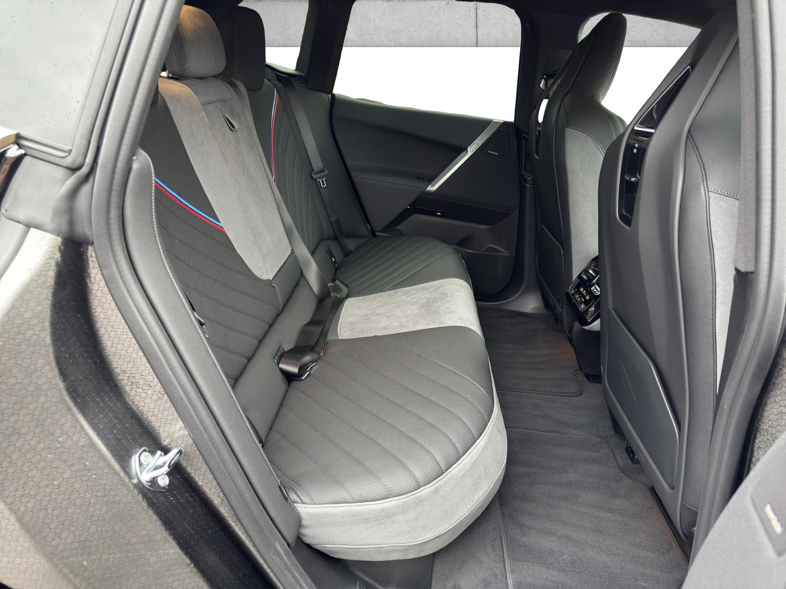 BMW iX xDrive45-image-13