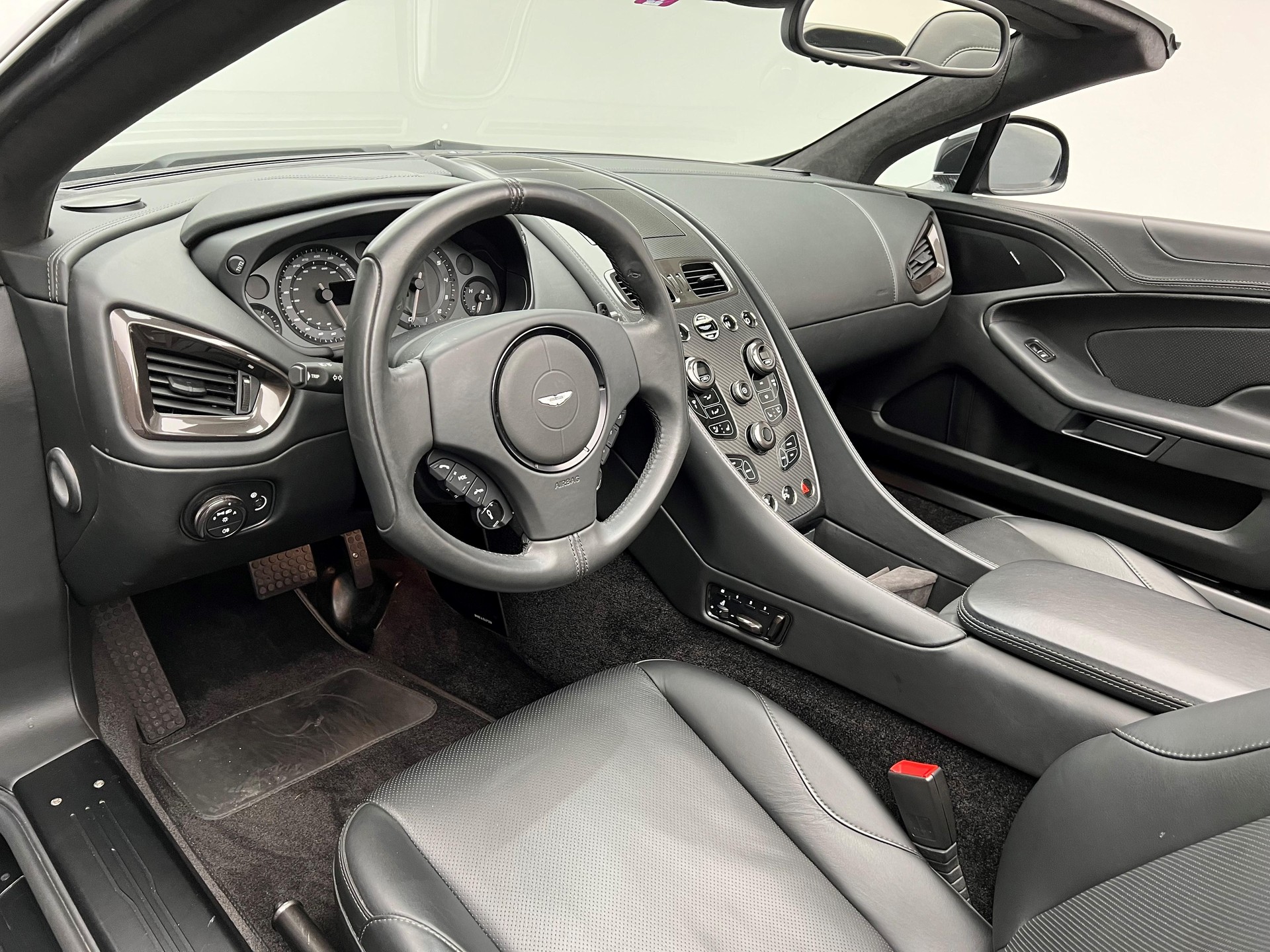 ASTON MARTIN Vanquish Volante 6.0 V12-image-2