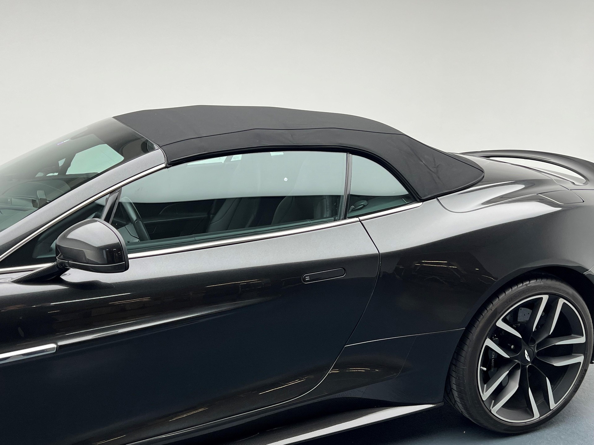 ASTON MARTIN Vanquish Volante 6.0 V12-image-12