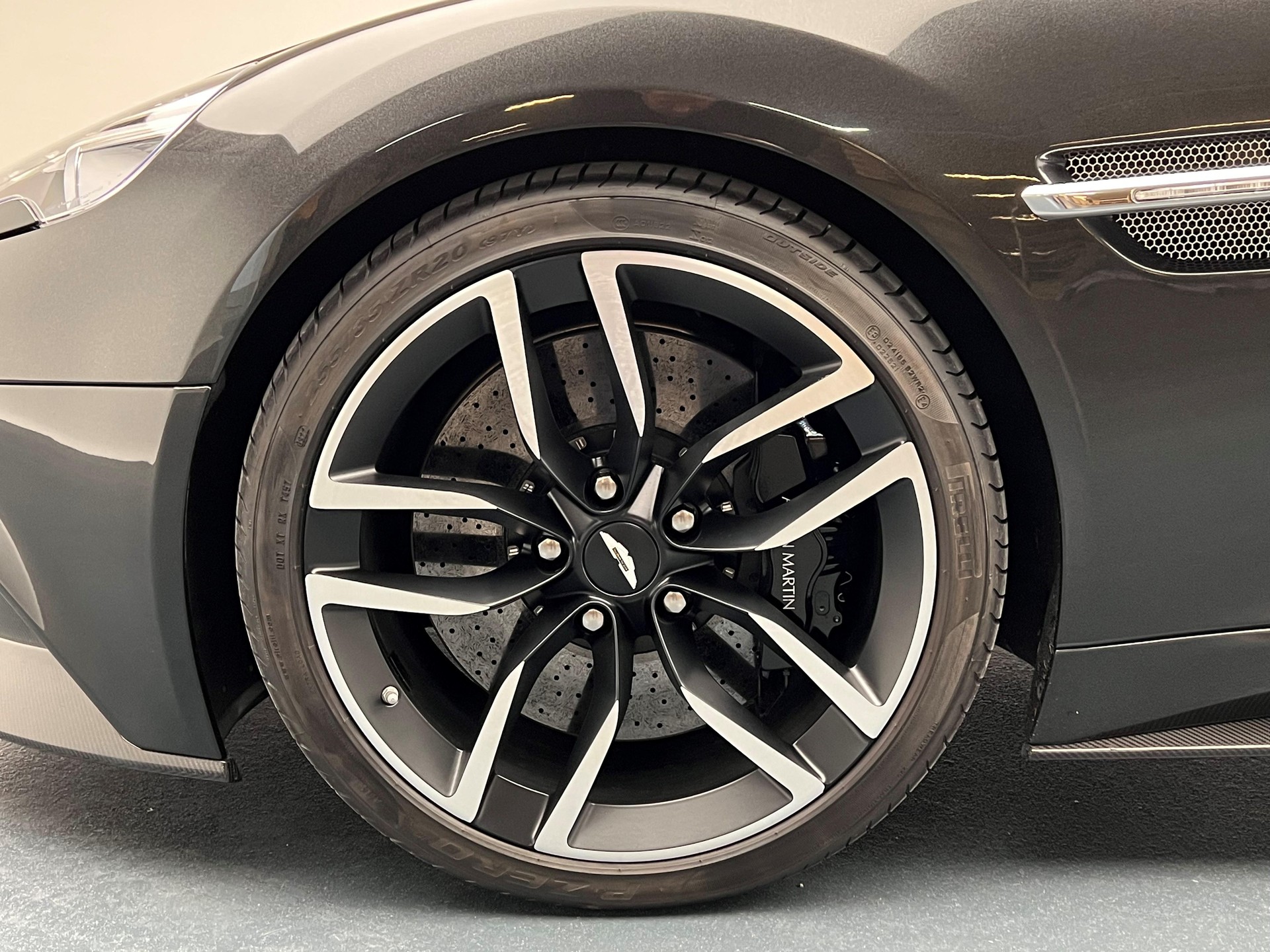 ASTON MARTIN Vanquish Volante 6.0 V12-showroom-element-3