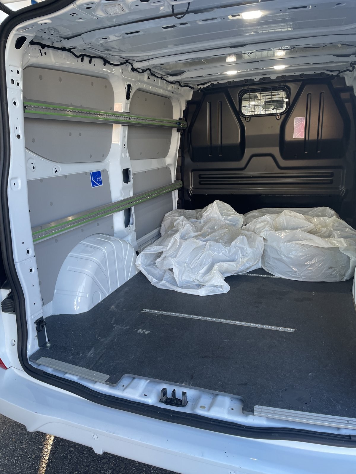 FORD Transit Custom Van 320 L1 2.5 Duratec 233 Sport PHEV-image-20