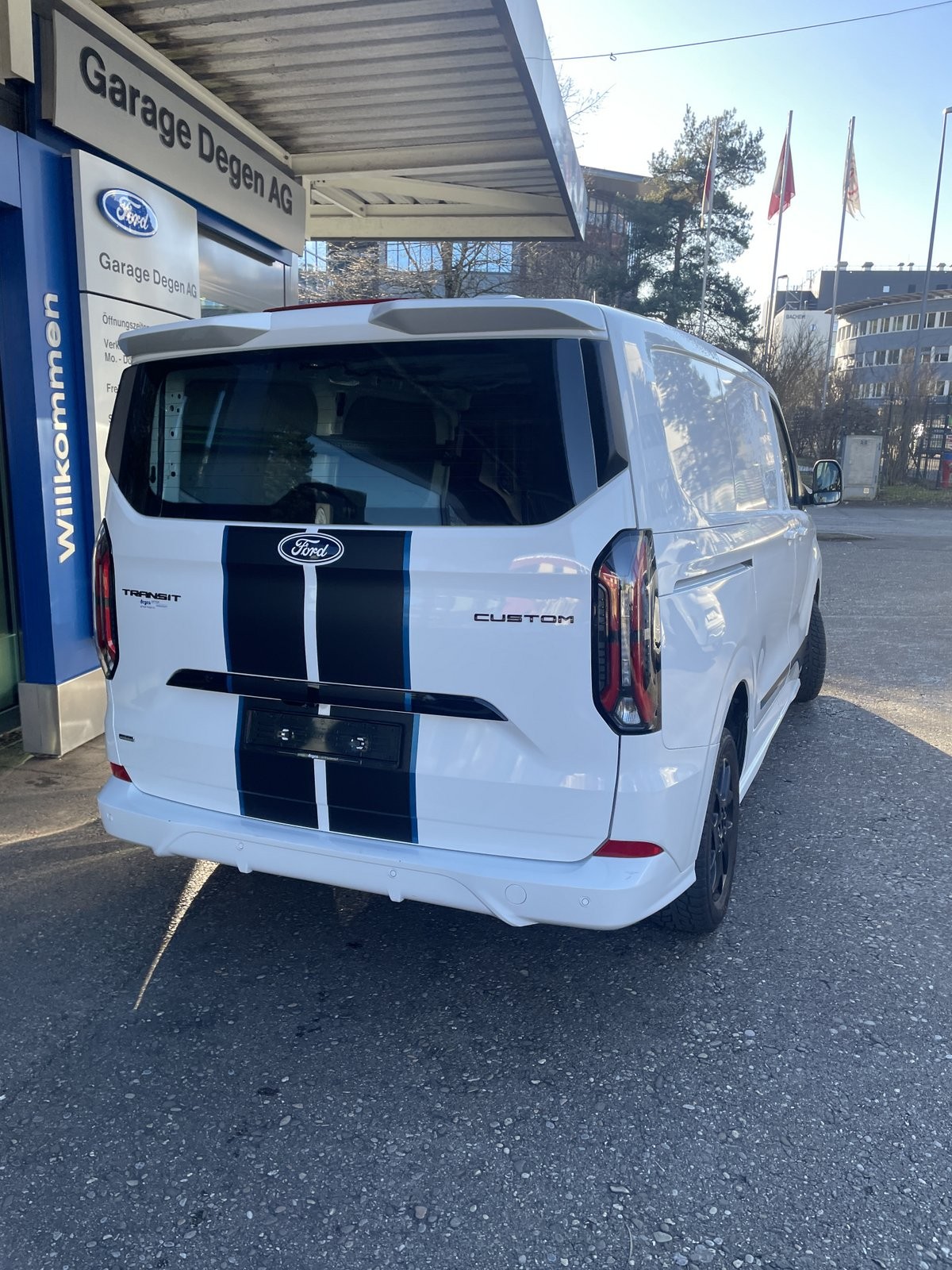 FORD Transit Custom Van 320 L1 2.5 Duratec 233 Sport PHEV-image-16