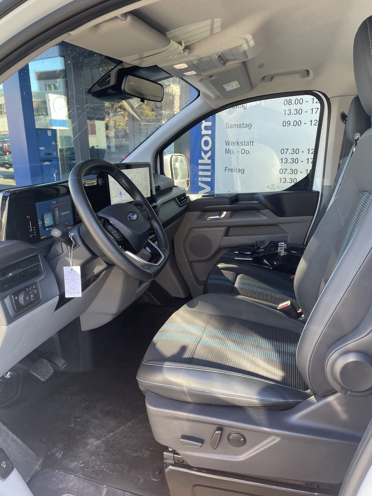 FORD Transit Custom Van 320 L1 2.5 Duratec 233 Sport PHEV-showroom-element-2