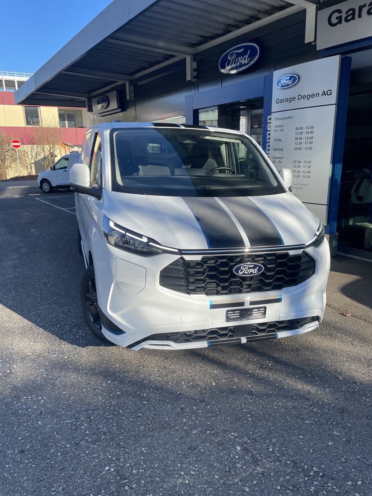 FORD Transit Custom Van 320 L1 2.5 Duratec 233 Sport PHEV-image-8