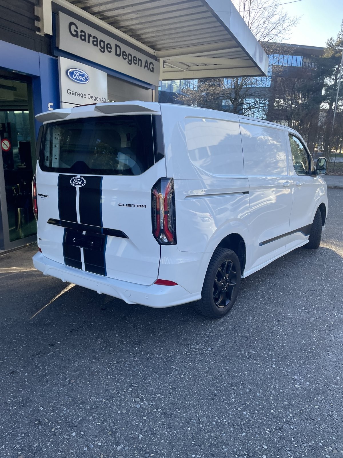 FORD Transit Custom Van 320 L1 2.5 Duratec 233 Sport PHEV-image-17
