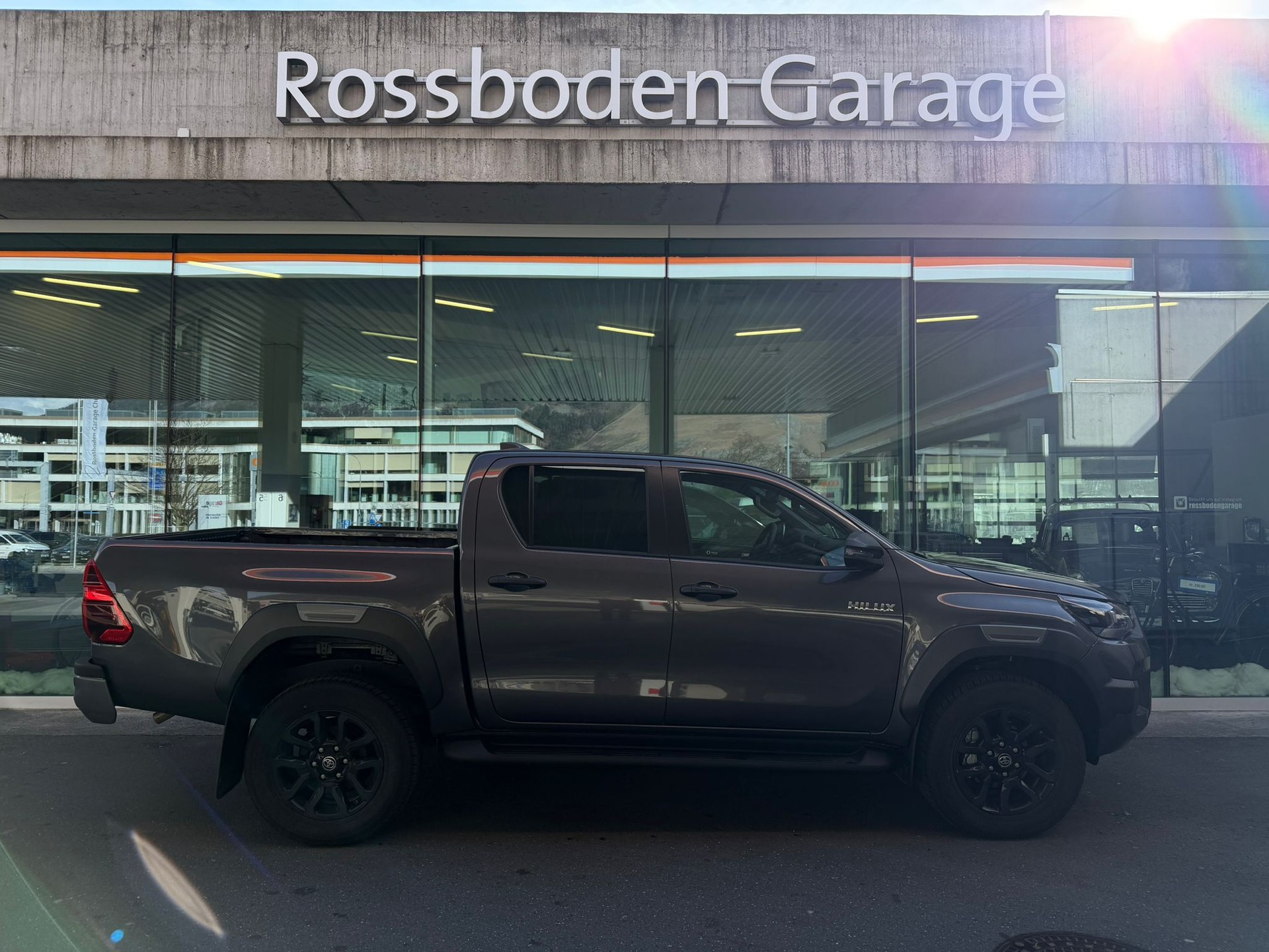 TOYOTA Hilux 2.8d MHEV Invincible Double Cab 4x4-image-1