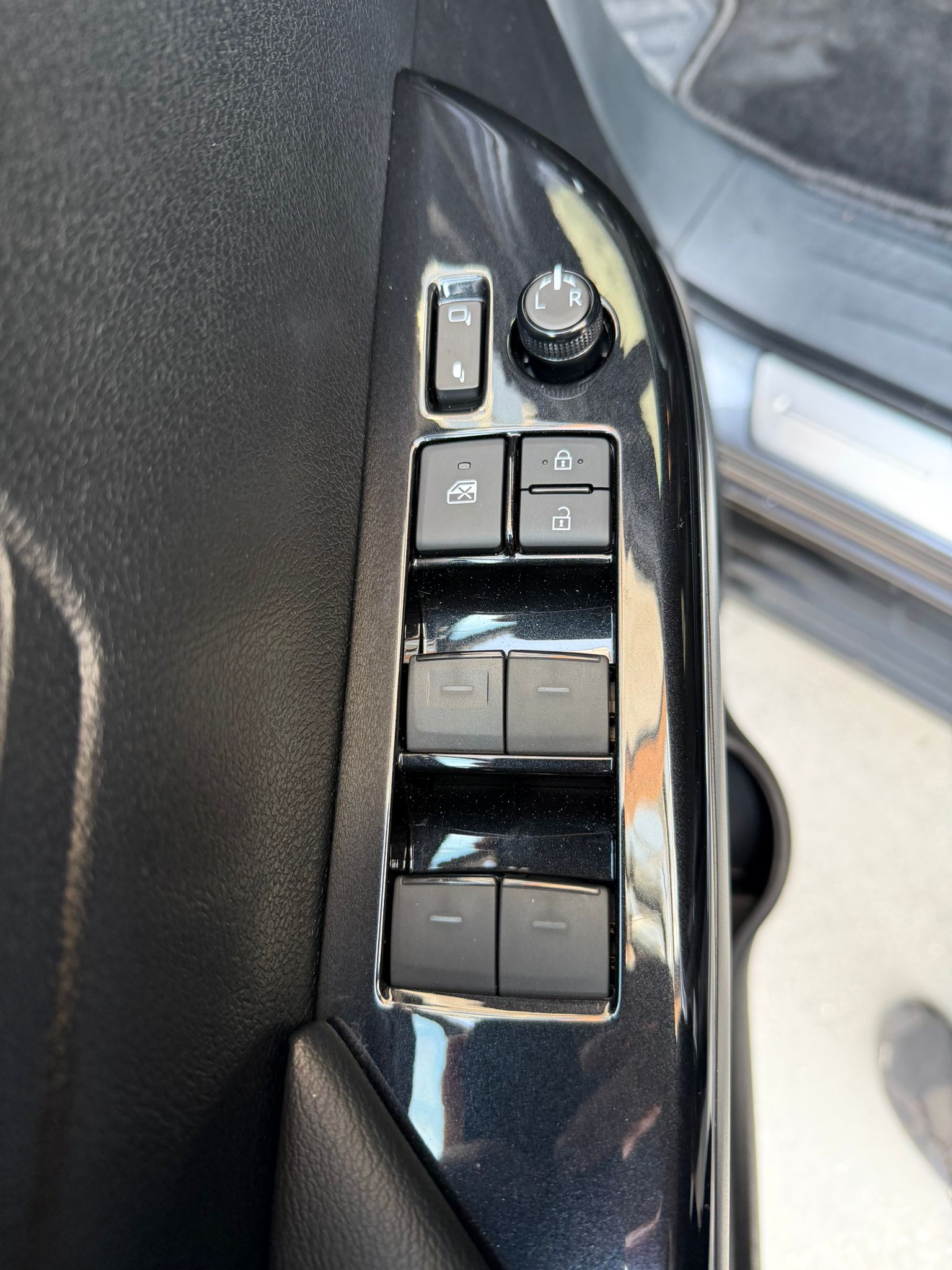 TOYOTA Hilux 2.8d MHEV Invincible Double Cab 4x4-image-13