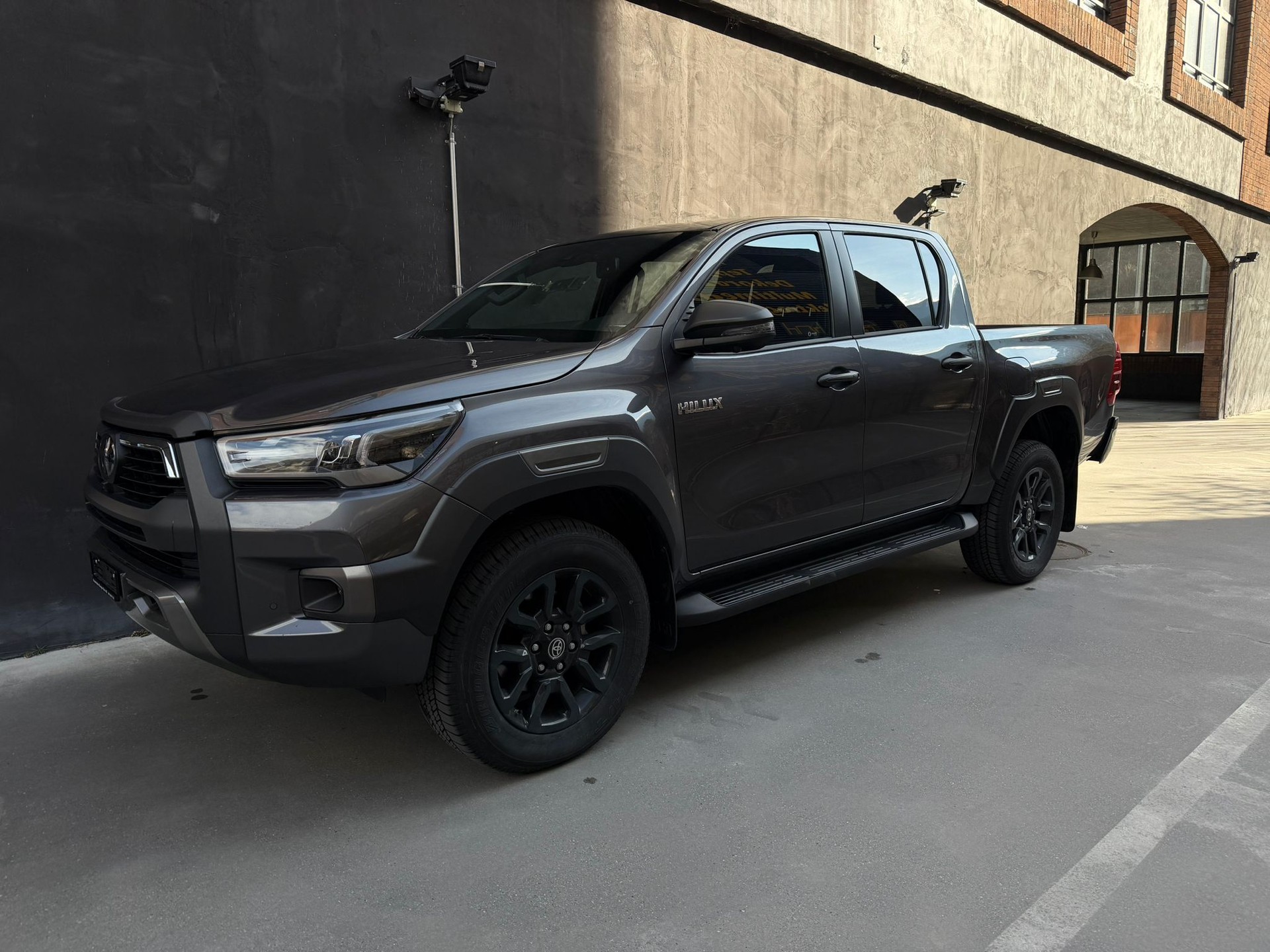 TOYOTA Hilux 2.8d MHEV Invincible Double Cab 4x4-image-2