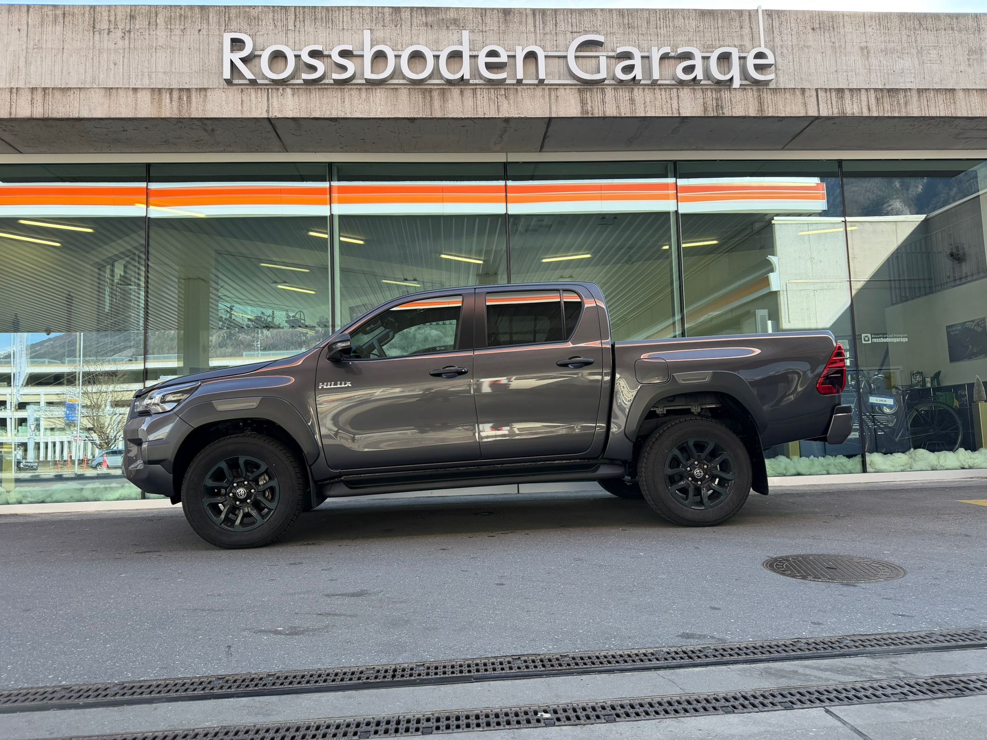 TOYOTA Hilux 2.8d MHEV Invincible Double Cab 4x4