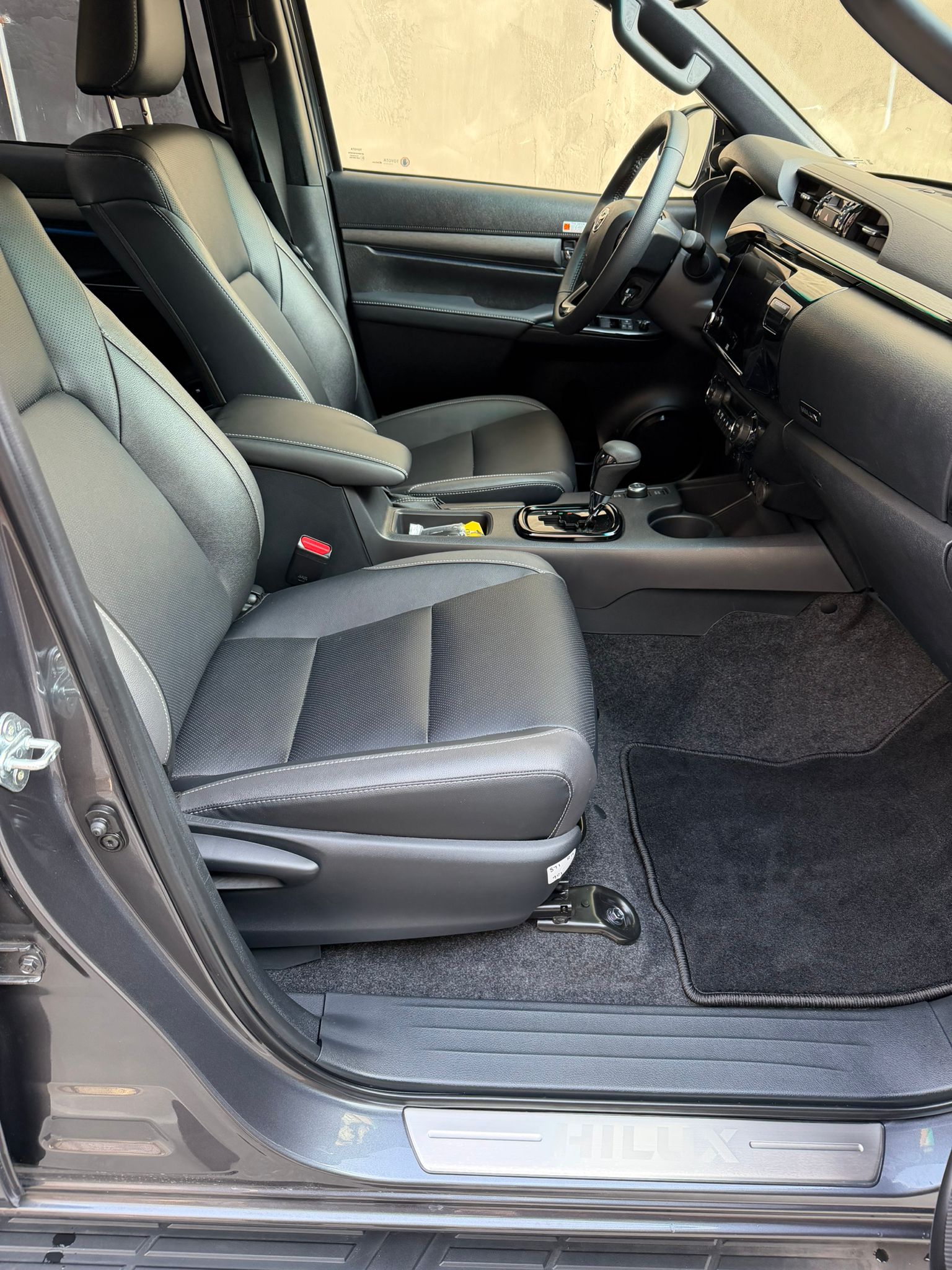 TOYOTA Hilux 2.8d MHEV Invincible Double Cab 4x4-image-11