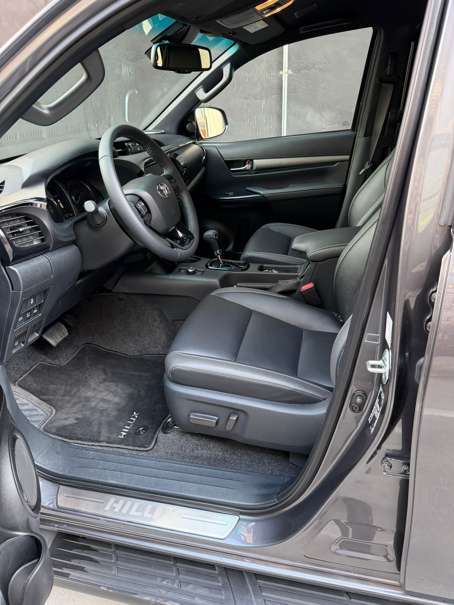 TOYOTA Hilux 2.8d MHEV Invincible Double Cab 4x4-image-9