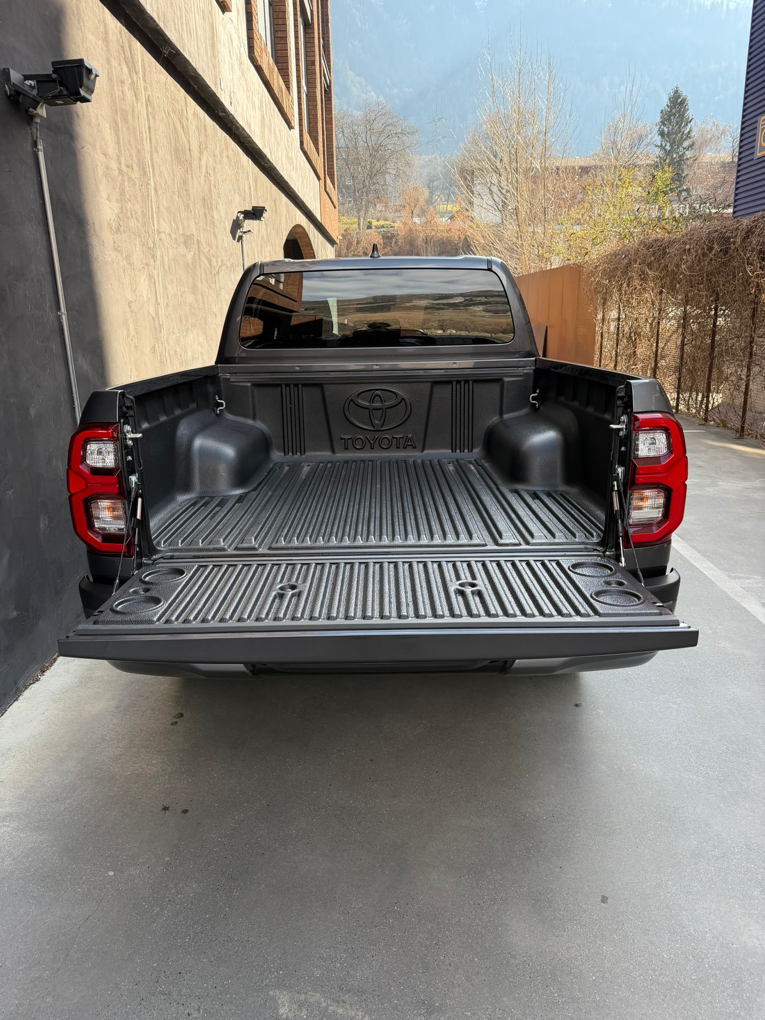 TOYOTA Hilux 2.8d MHEV Invincible Double Cab 4x4-image-5