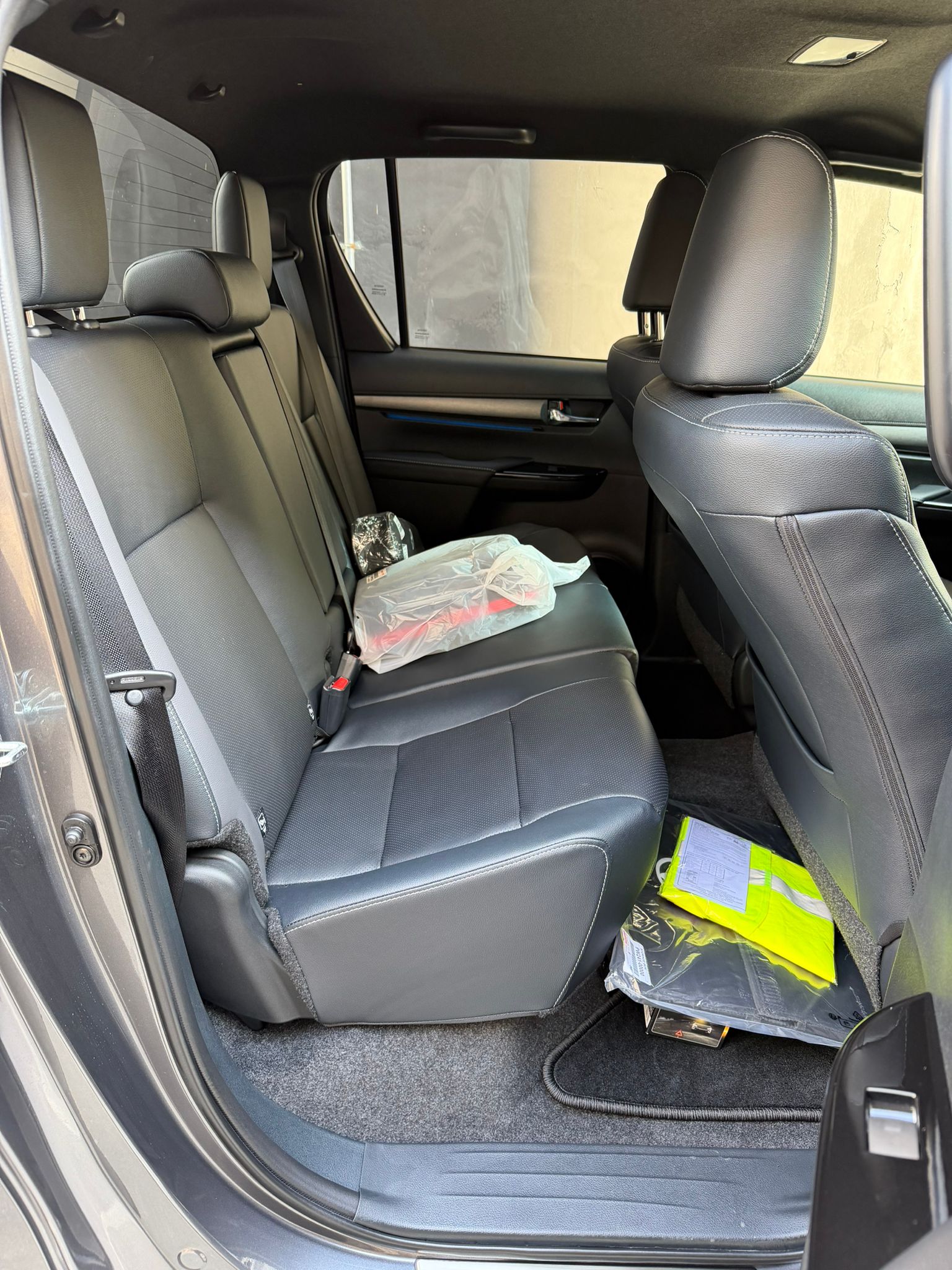 TOYOTA Hilux 2.8d MHEV Invincible Double Cab 4x4-image-10