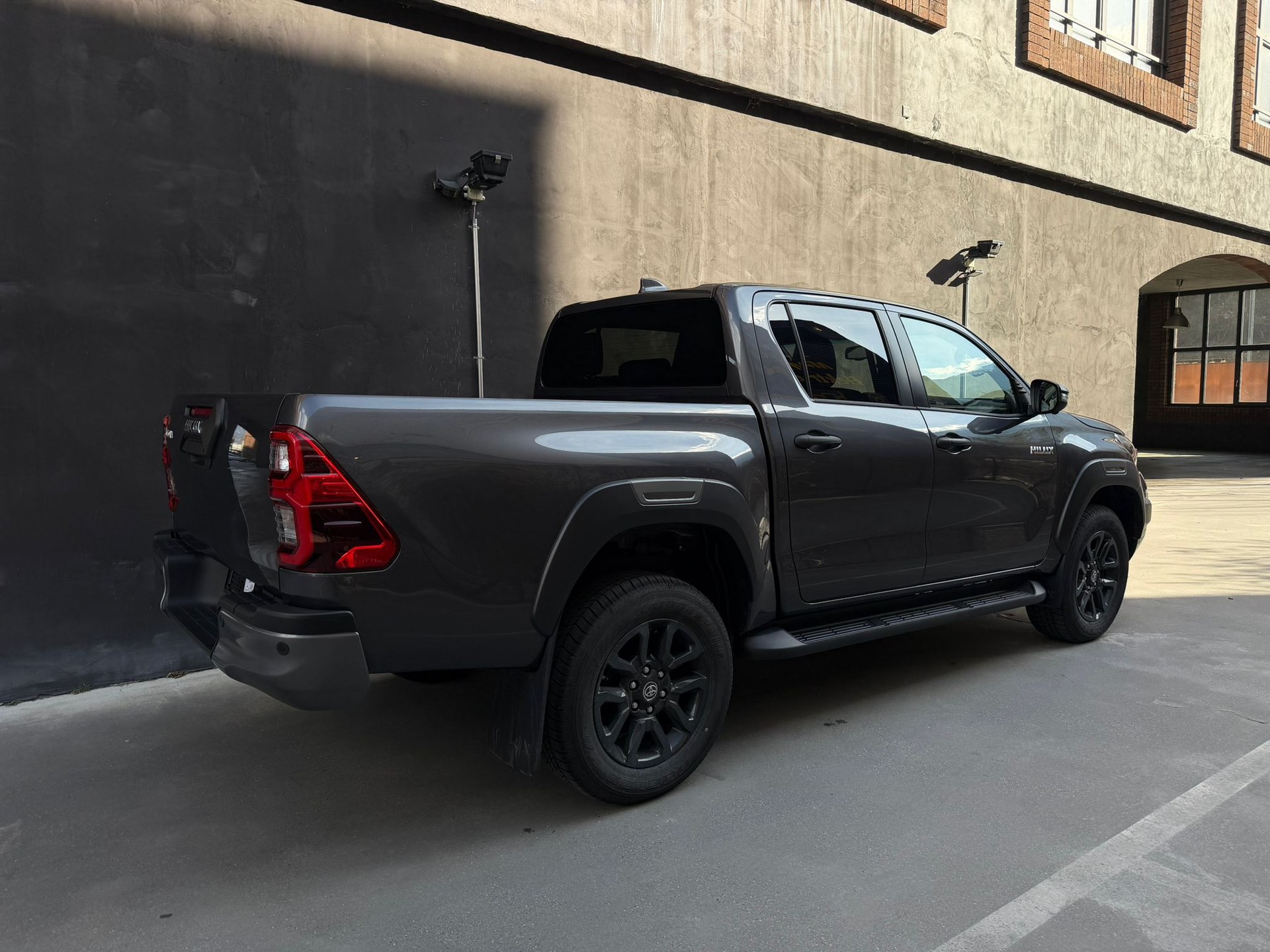 TOYOTA Hilux 2.8d MHEV Invincible Double Cab 4x4-image-4