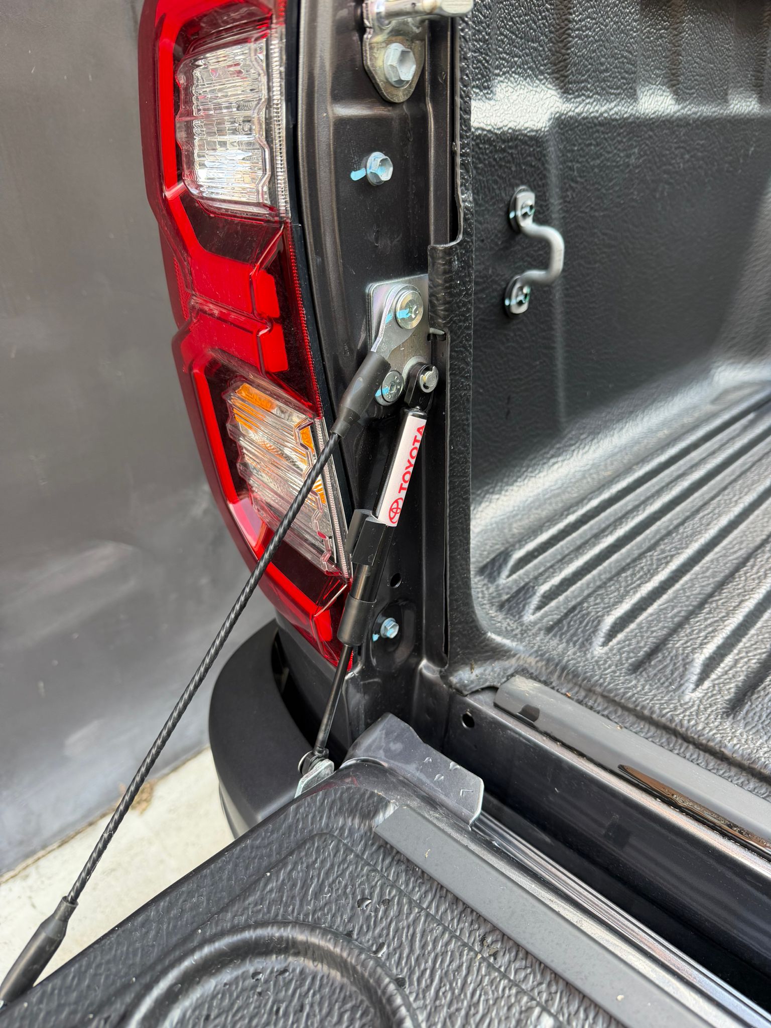 TOYOTA Hilux 2.8d MHEV Invincible Double Cab 4x4-image-8