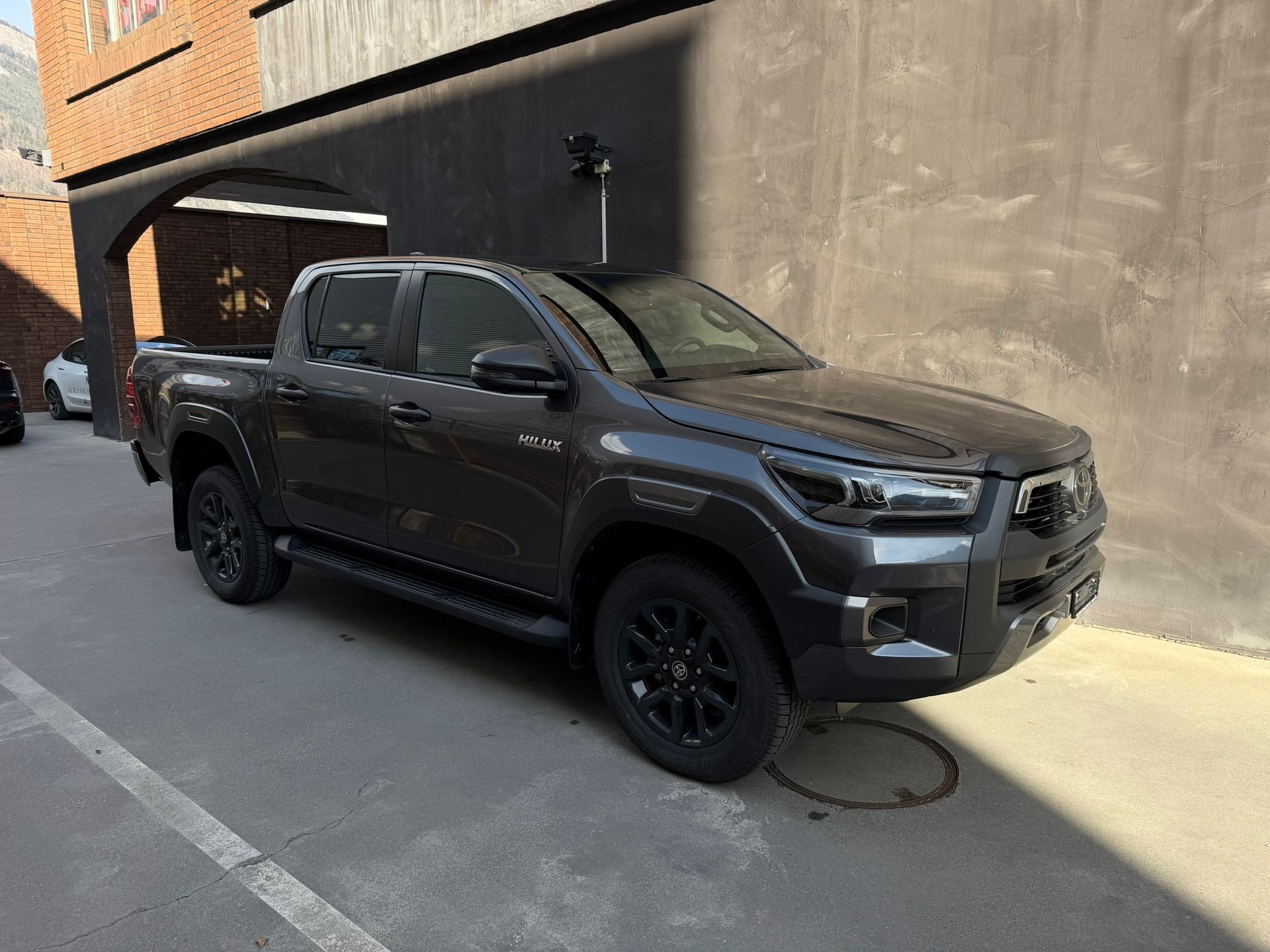 TOYOTA Hilux 2.8d MHEV Invincible Double Cab 4x4-image-3