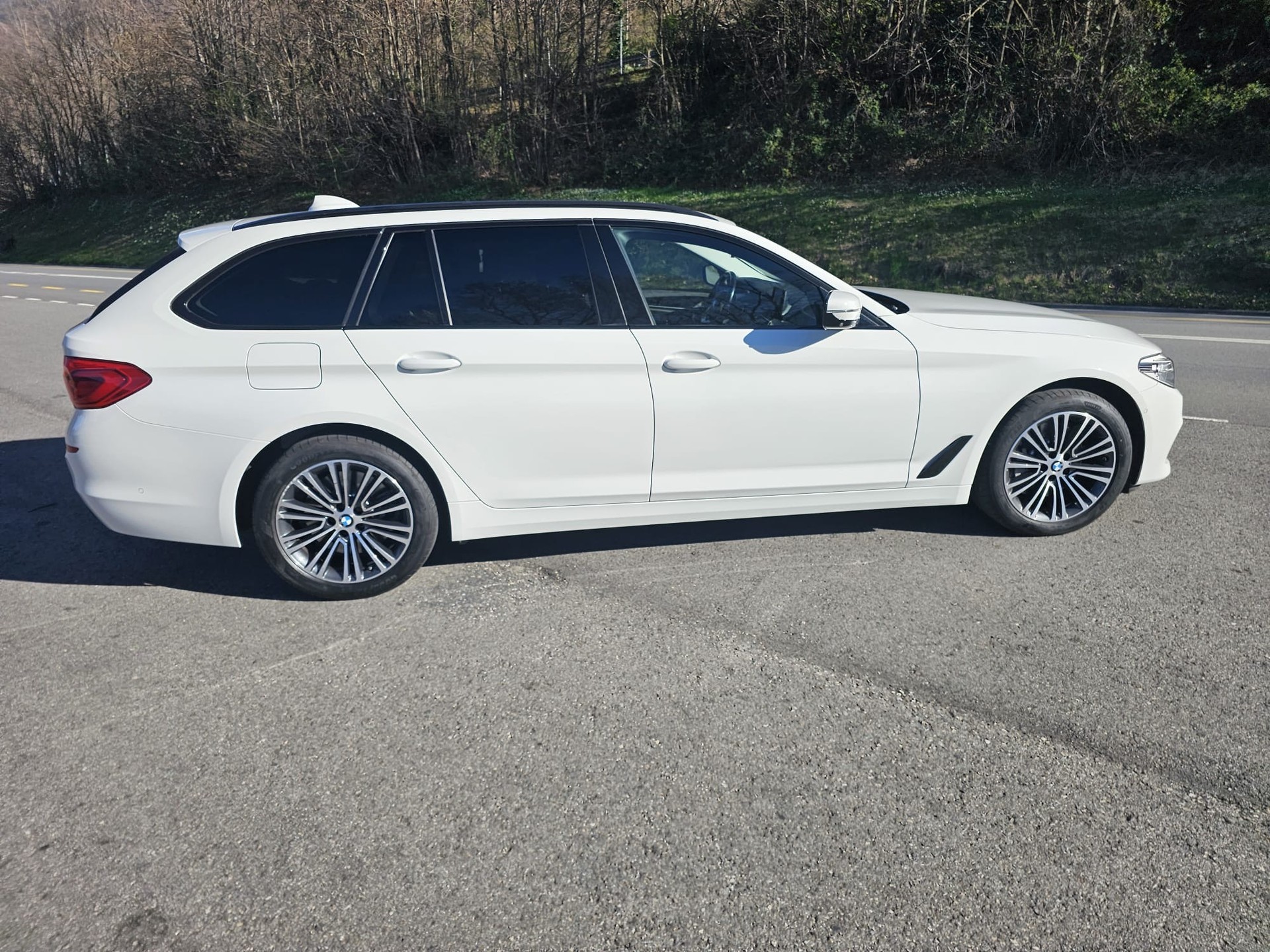 BMW 530d xDrive Touring Sport Line Steptronic-image-4