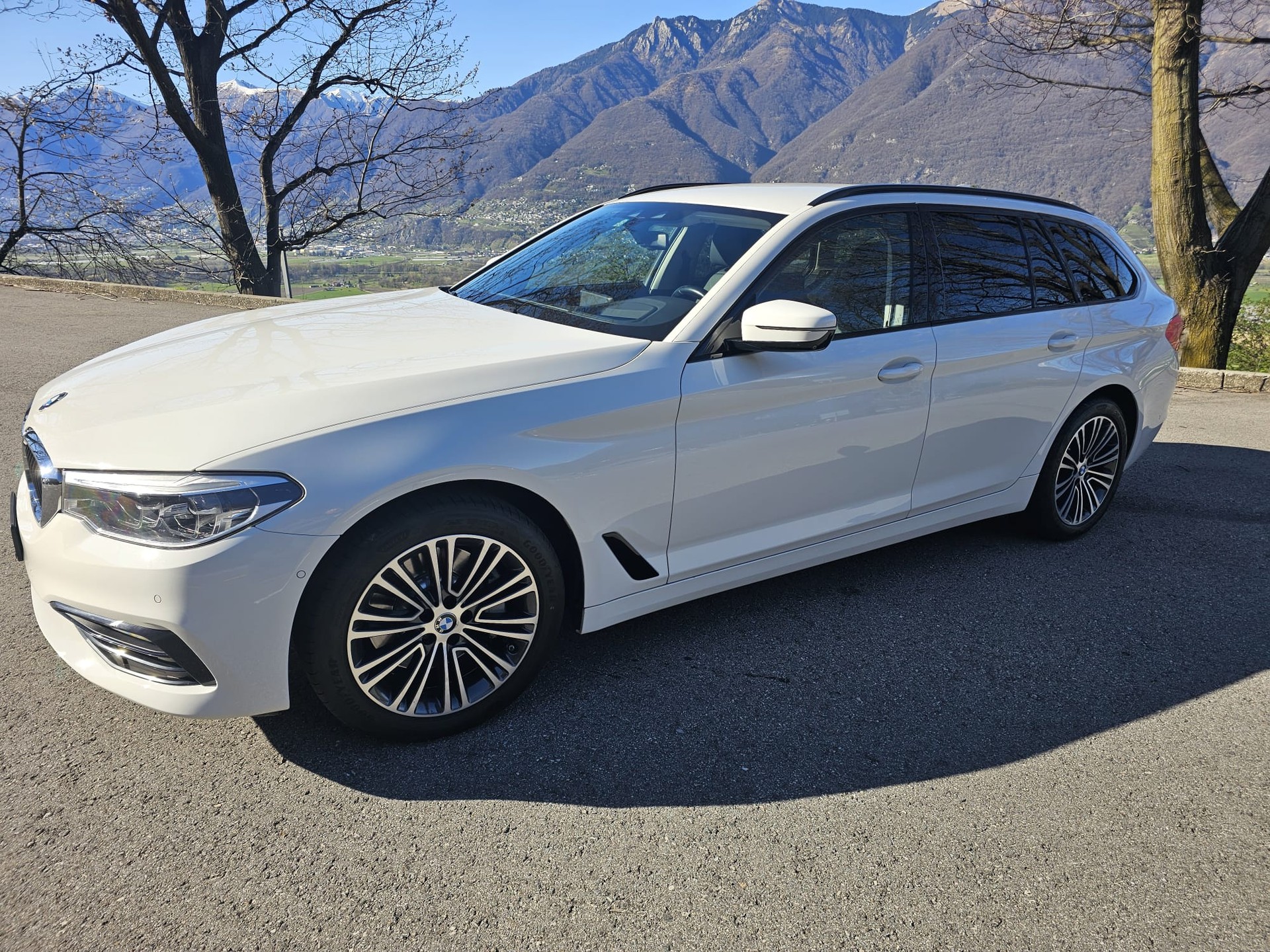BMW 530d xDrive Touring Sport Line Steptronic-image-2