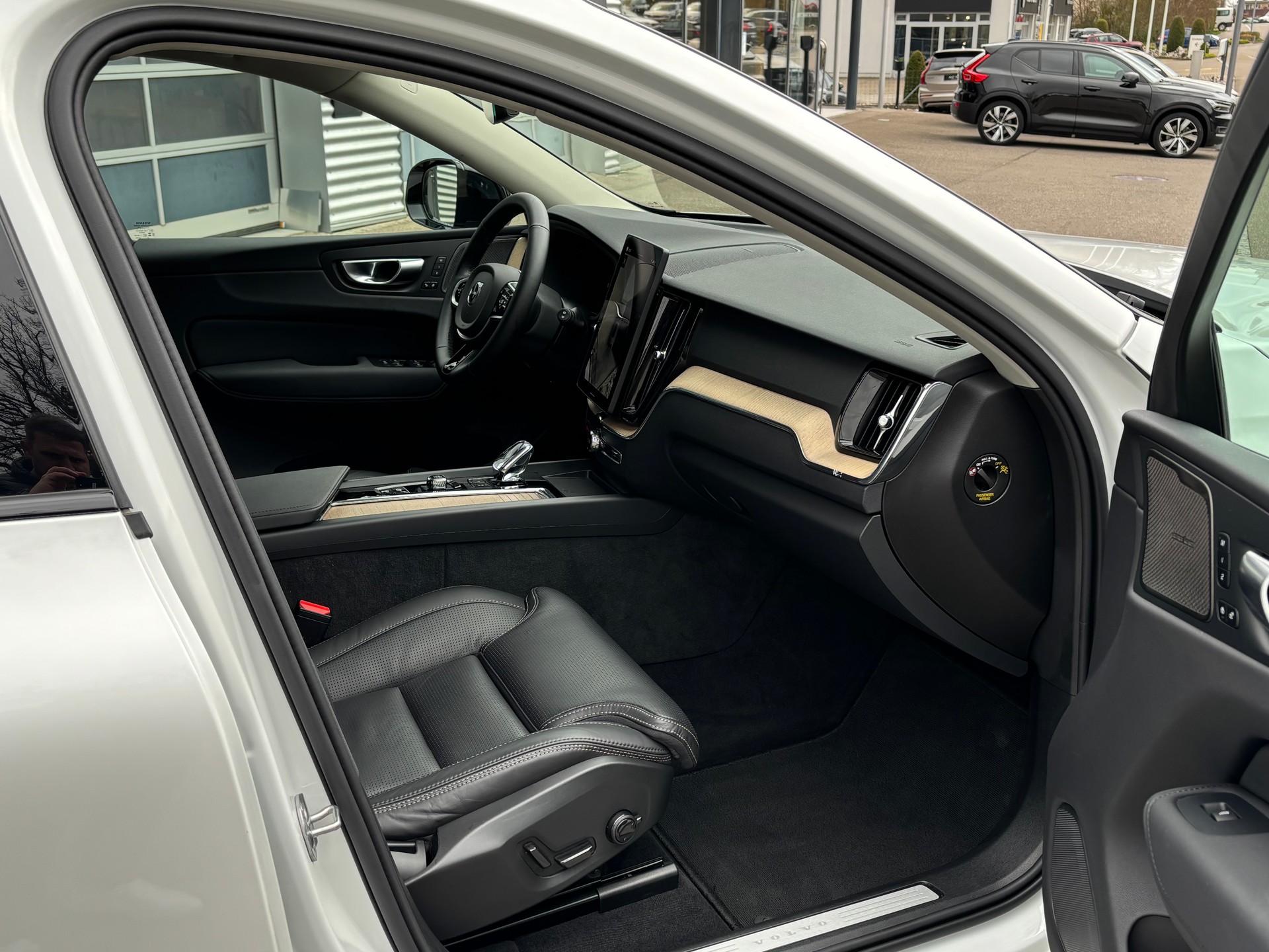 VOLVO XC60 2.0 T8 TE Plus Dark eAWD-image-6