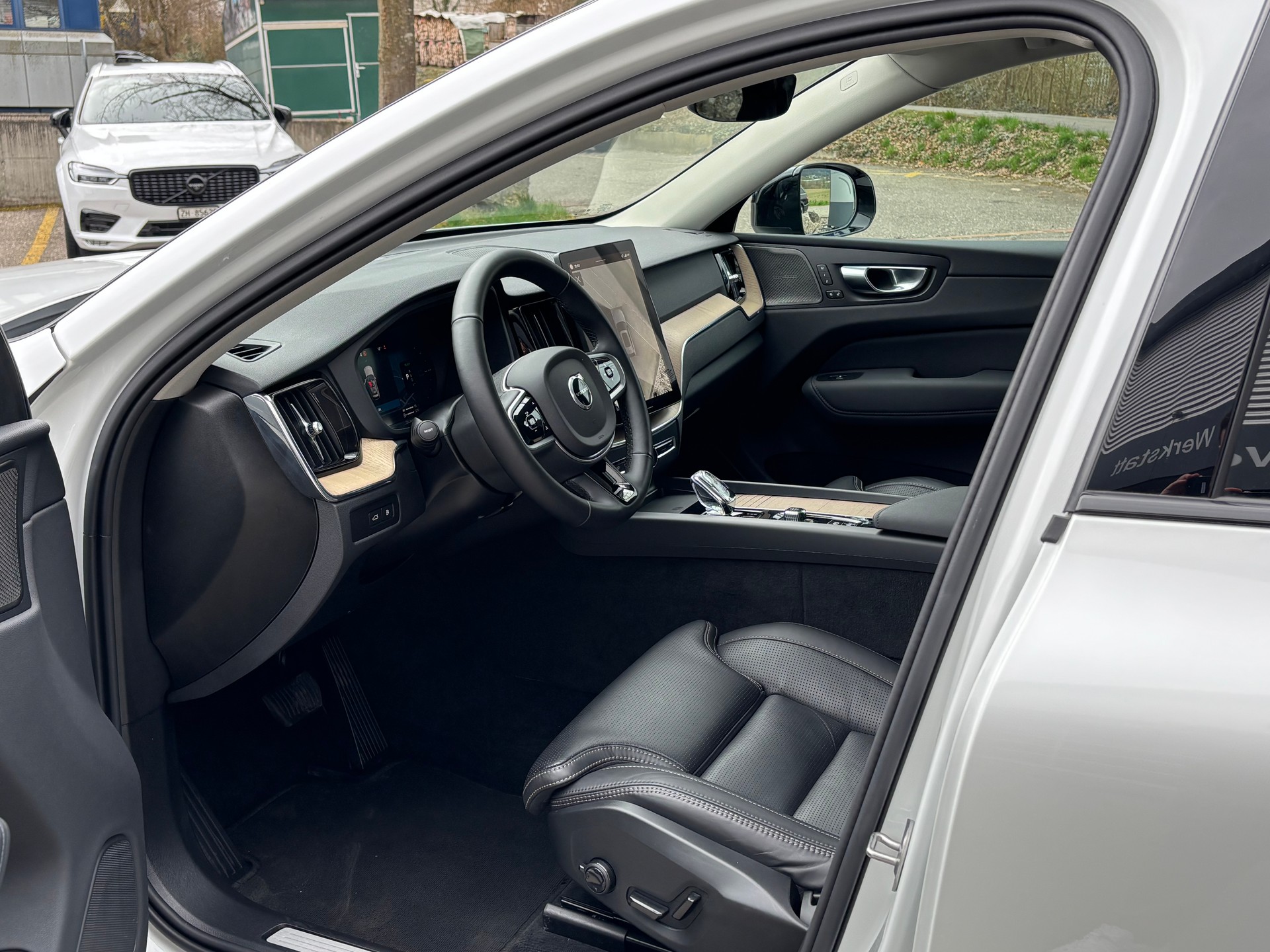 VOLVO XC60 2.0 T8 TE Plus Dark eAWD-showroom-element-2