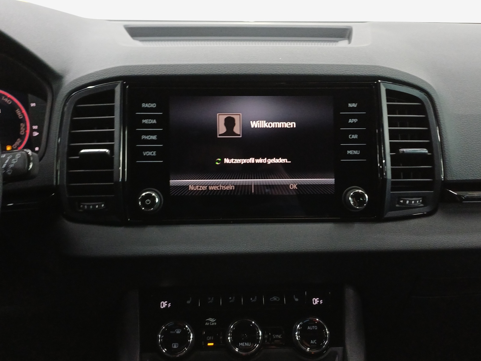 SKODA Karoq 2.0 TSI SportLine 4x4 DSG-image-10