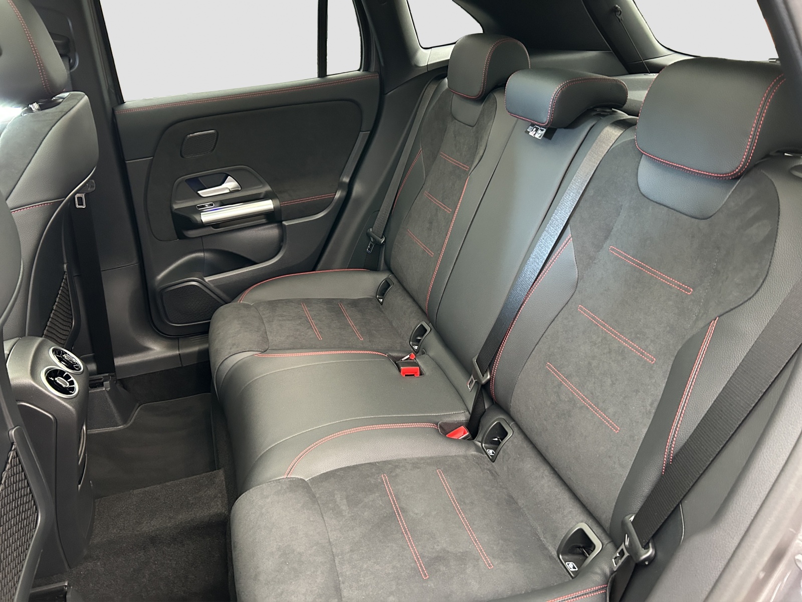 MERCEDES-BENZ GLA 250 4Matic 8G-DCT Swiss Star - AMG Line Premium Plus - AHK - Head-up - Panoramadach-image-6