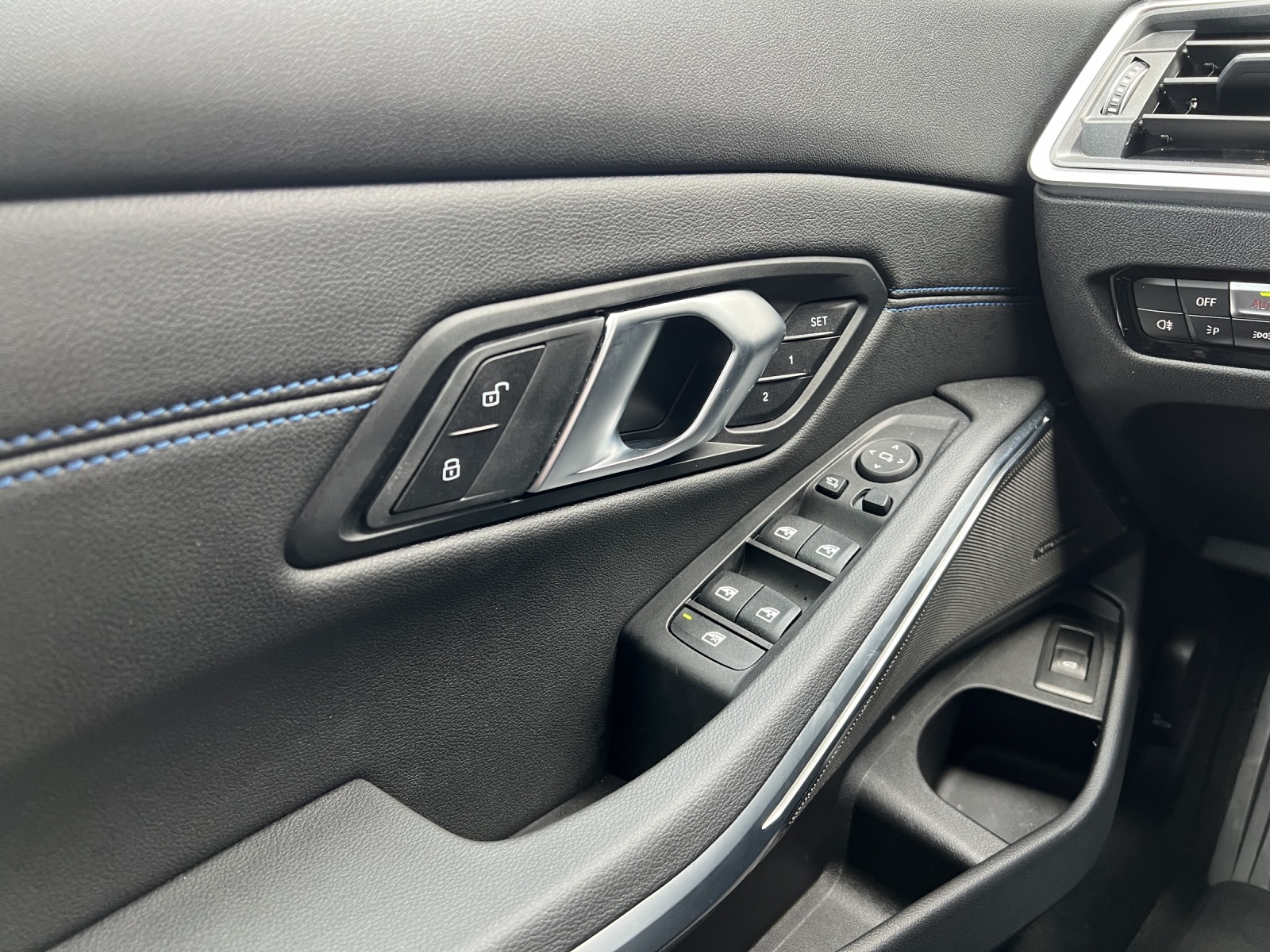 BMW 320d xDrive 48V Steptronic M Sport-image-14