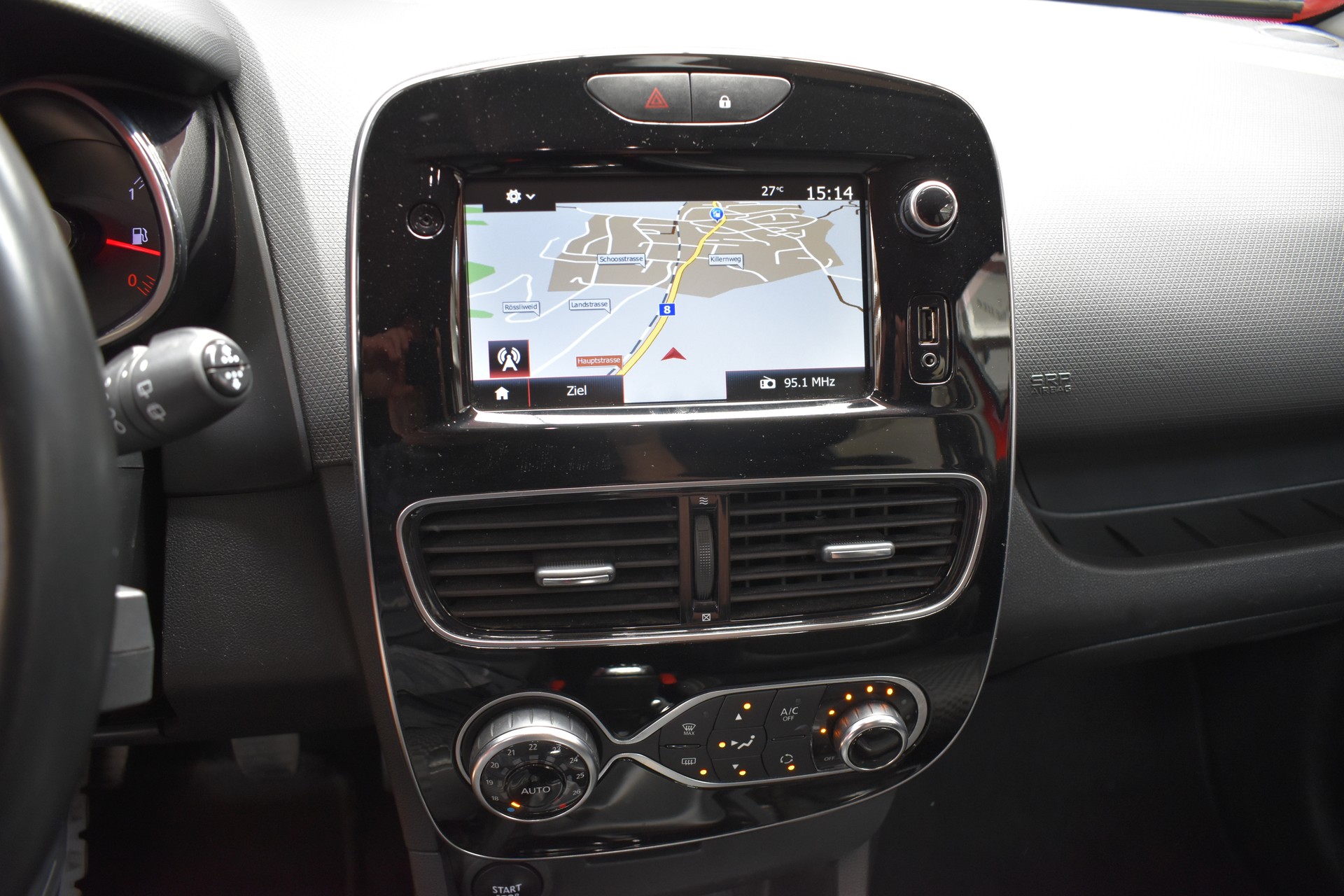 RENAULT Clio 0.9 12V Intens - FaceLift Model 2019-image-13