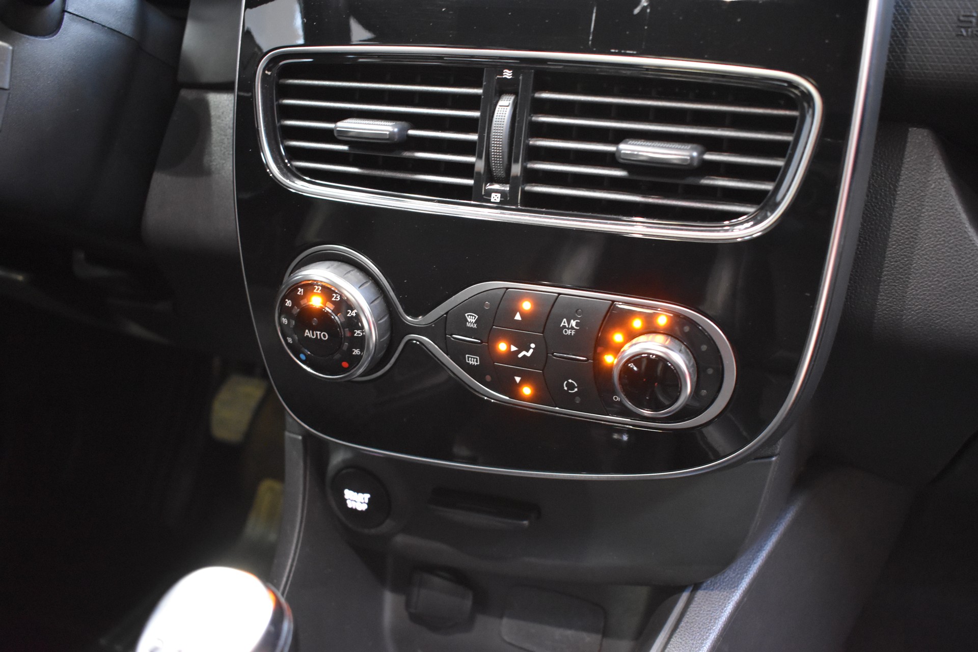 RENAULT Clio 0.9 12V Intens - FaceLift Model 2019-image-15