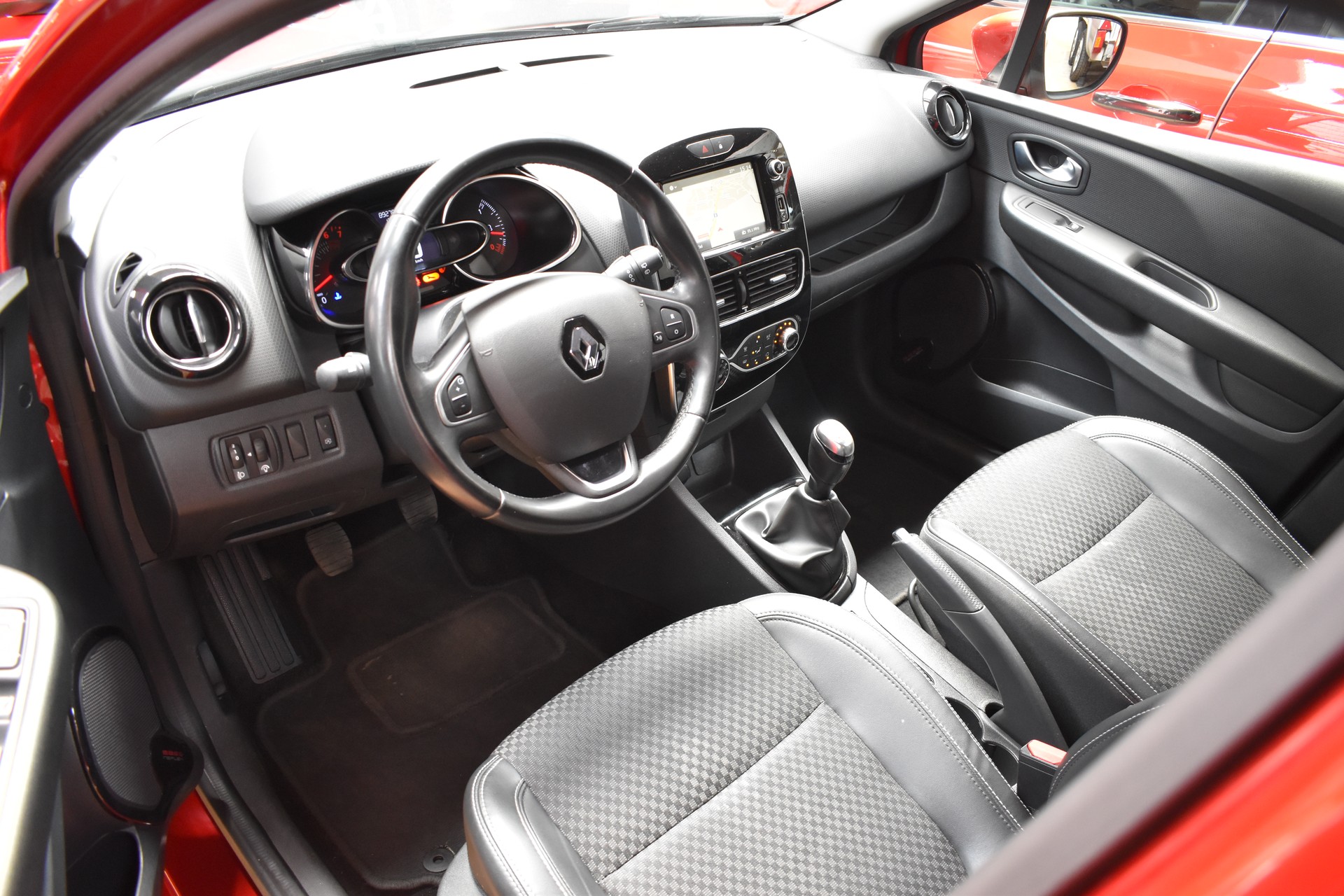 RENAULT Clio 0.9 12V Intens - FaceLift Model 2019-image-9
