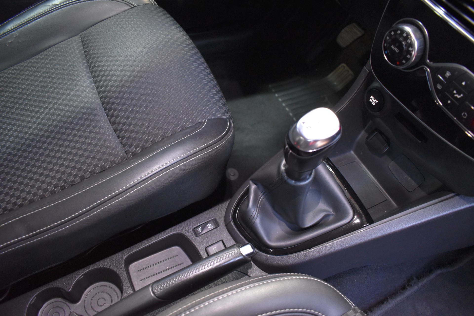 RENAULT Clio 0.9 12V Intens - FaceLift Model 2019-image-16