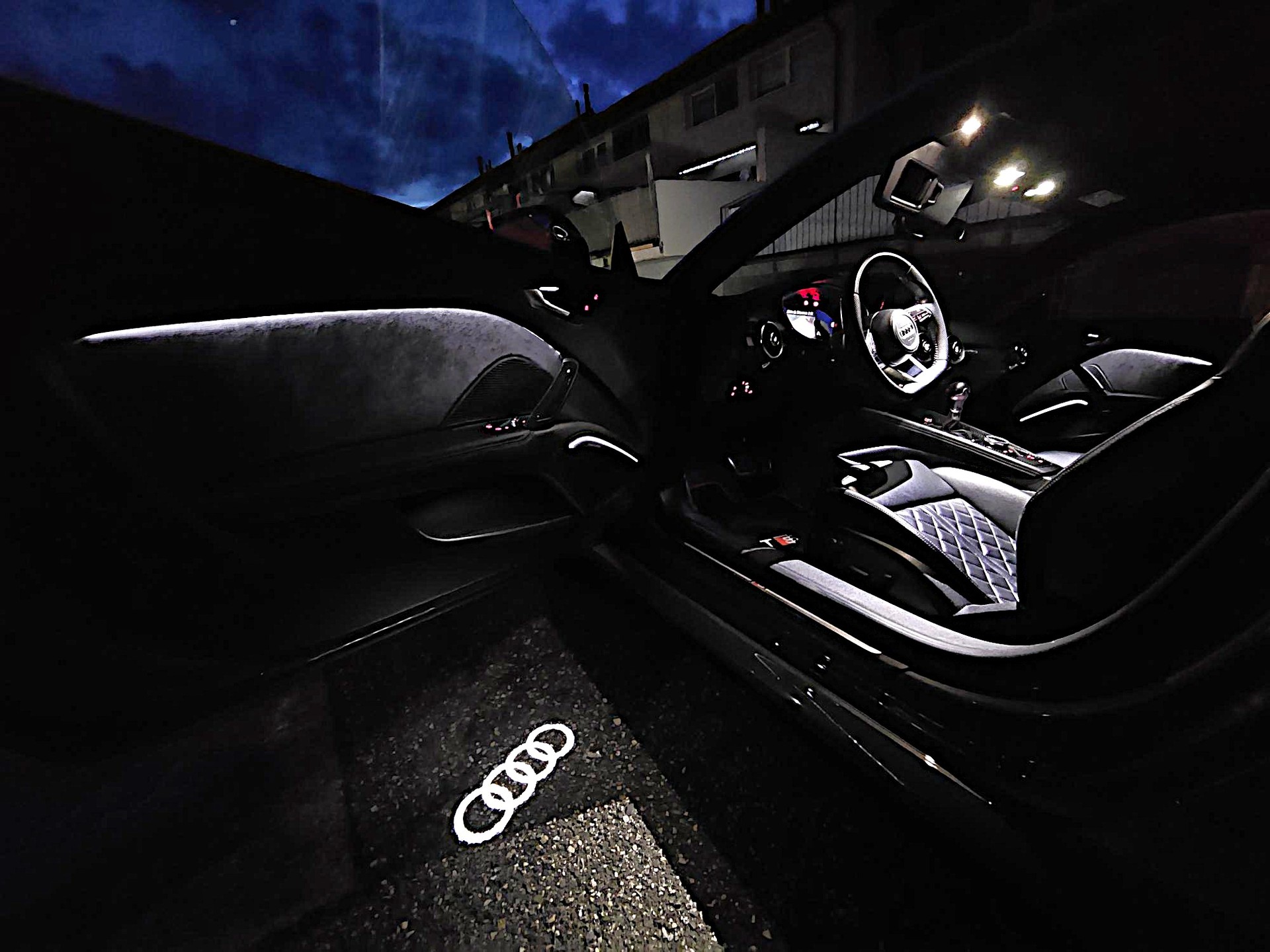 AUDI TT Coupé TTS quattro S-tronic-image-11